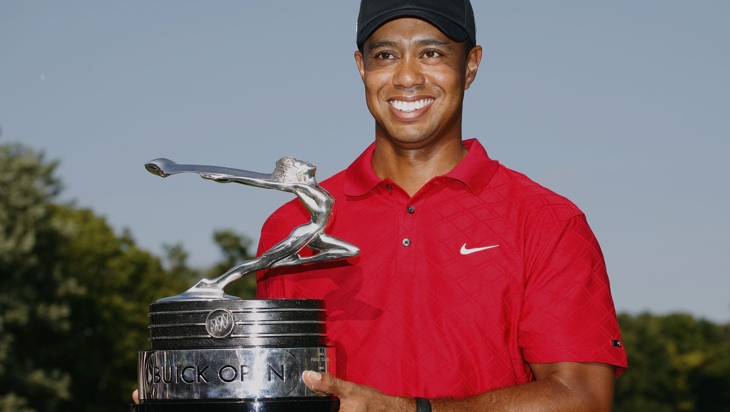 Tiger Woods holds up the trophy after winning the 2009 Buick Open, the final Buick Open.