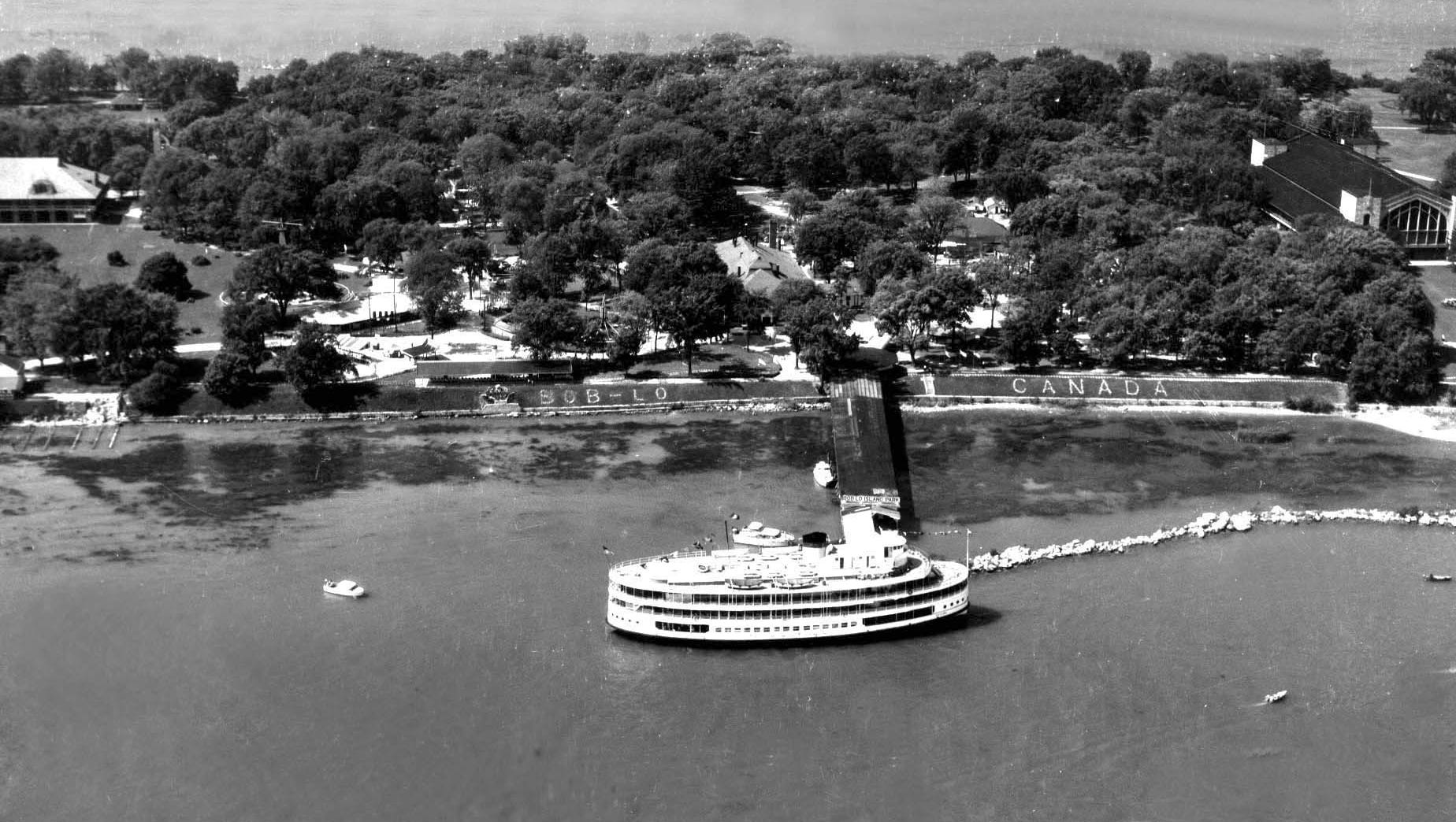 Aerial view of a Boblo boat.
