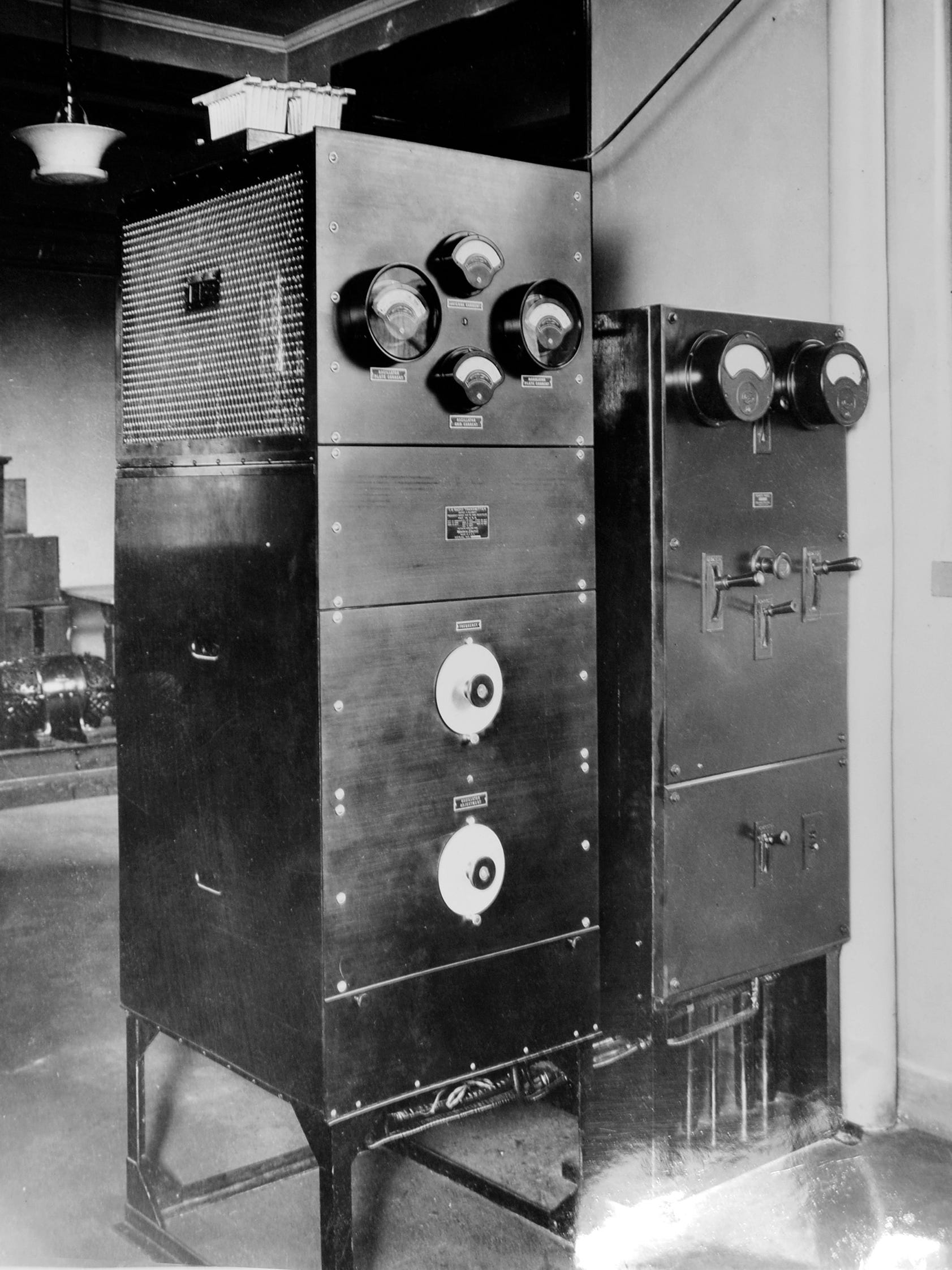 This was the first commercial radio transmitter sold to the broadcast trade by Western Electric. Designated Type 1-A,the 500-watt transmitter was installed by WWJ on Jan. 28, 1922.