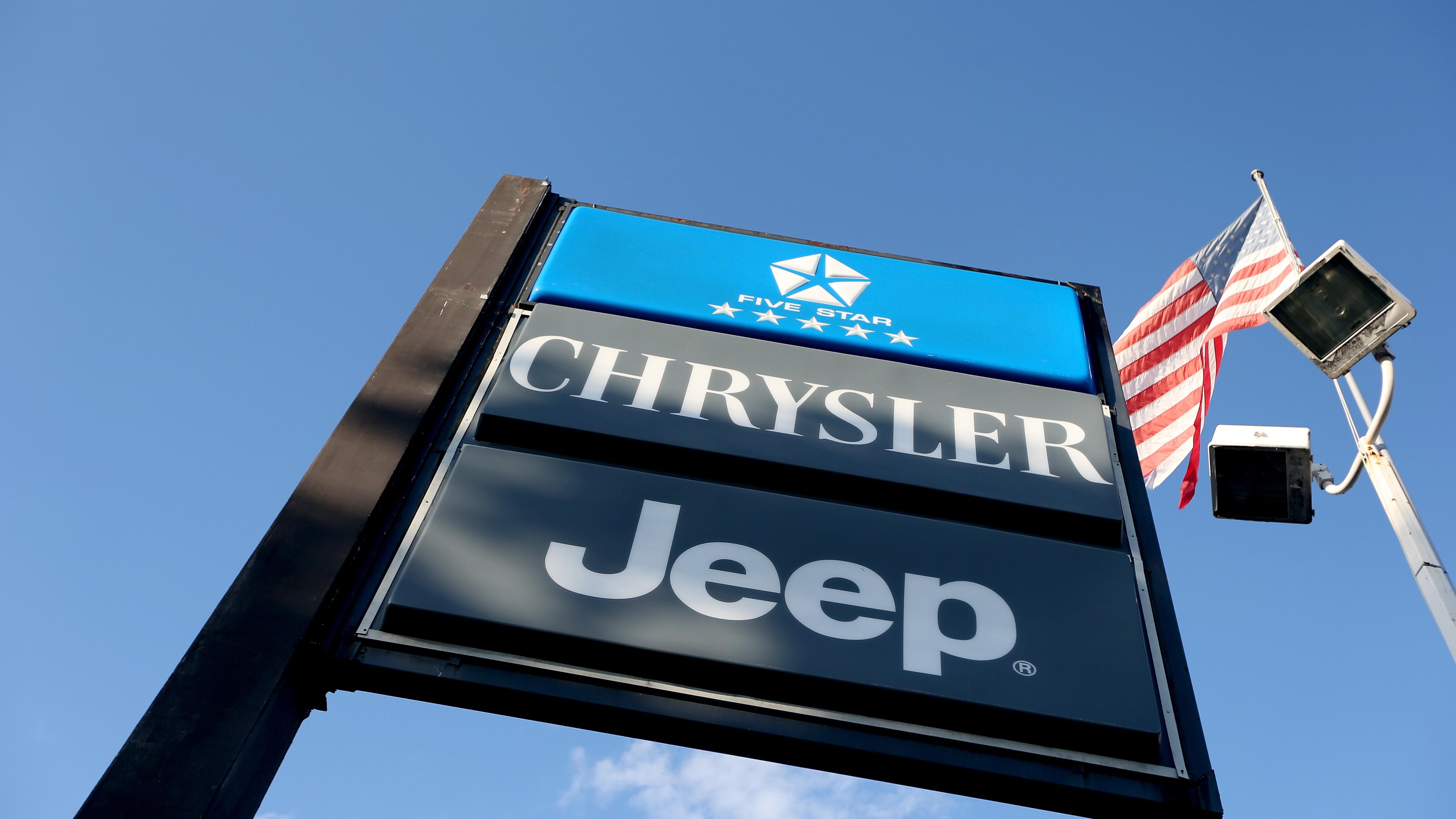Fiat Chrysler Automobiles NV’s U.S. unit settled an antitrust lawsuit claiming the company pushed dealers to submit fraudulent sales numbers to prop up its share price.