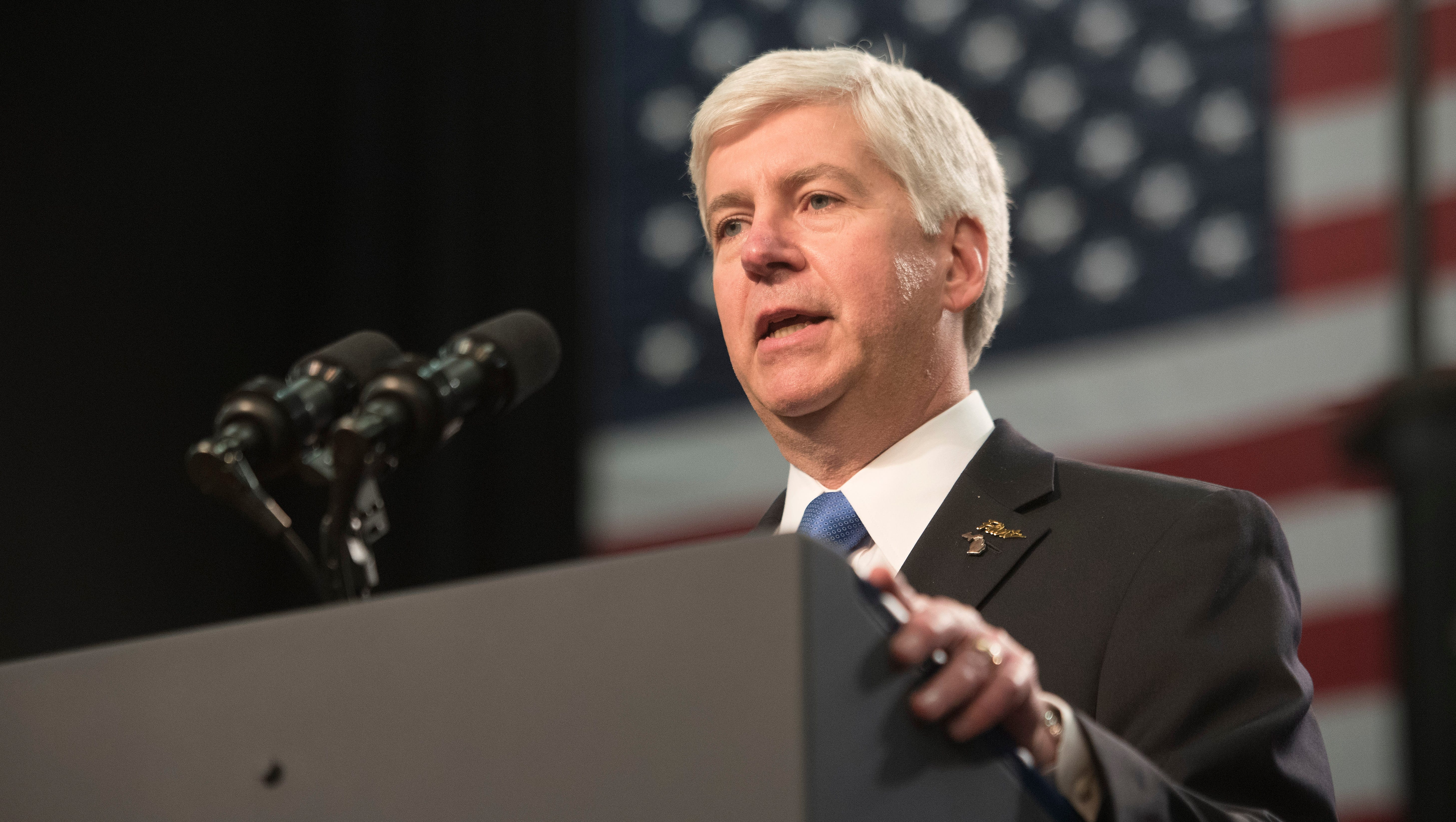 Michigan Gov. Rick Snyder speaks at Northwestern High School before President Obama, as the audience loudly booed.