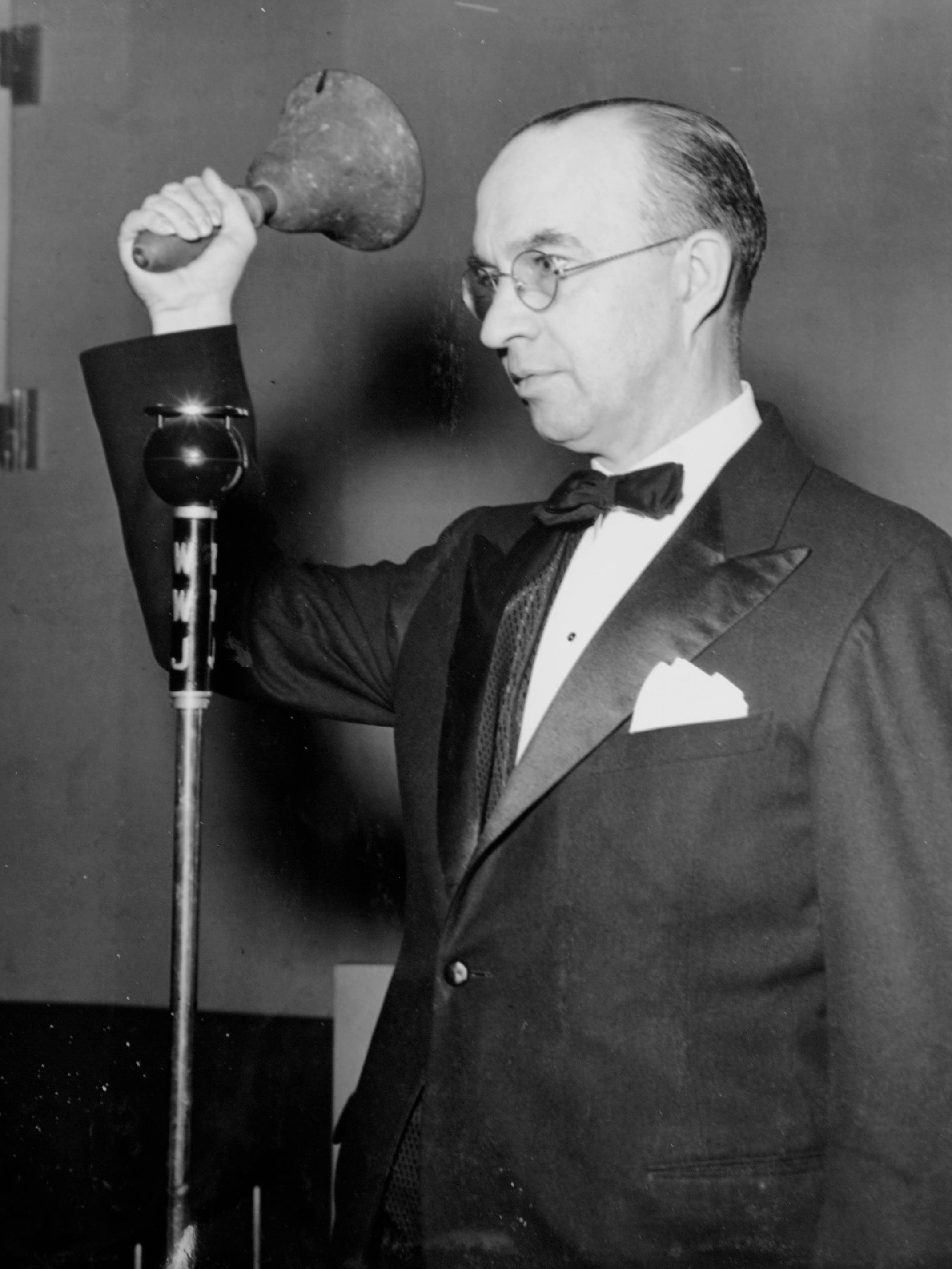 Detroit News drama editor Al Weeks was the first newscaster for WWJ. Here he does a "Town Crier" show in 1921.