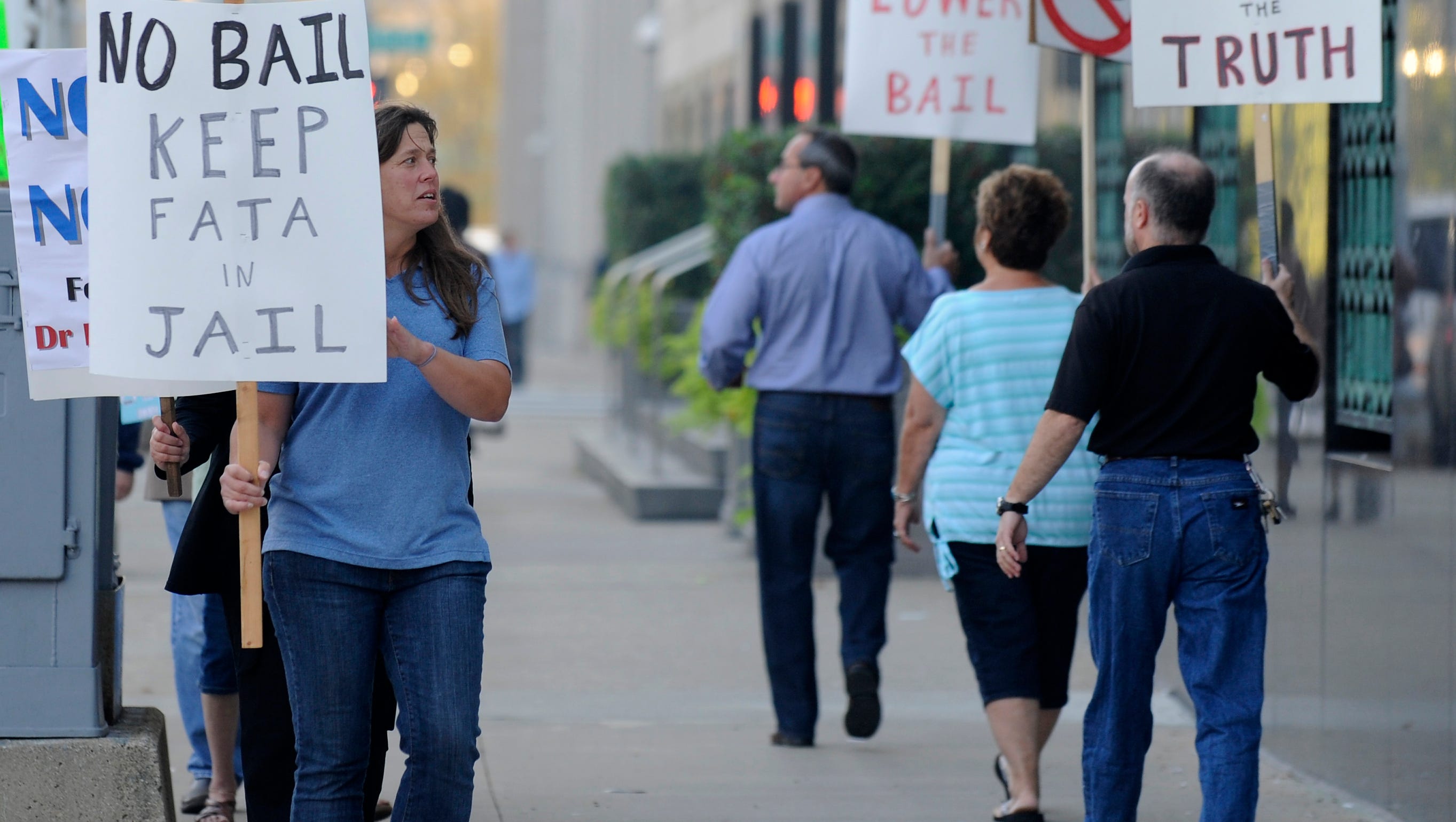 People picket the federal courthouse in Detroit in 2013 at a bail hearing for Dr. Fata.