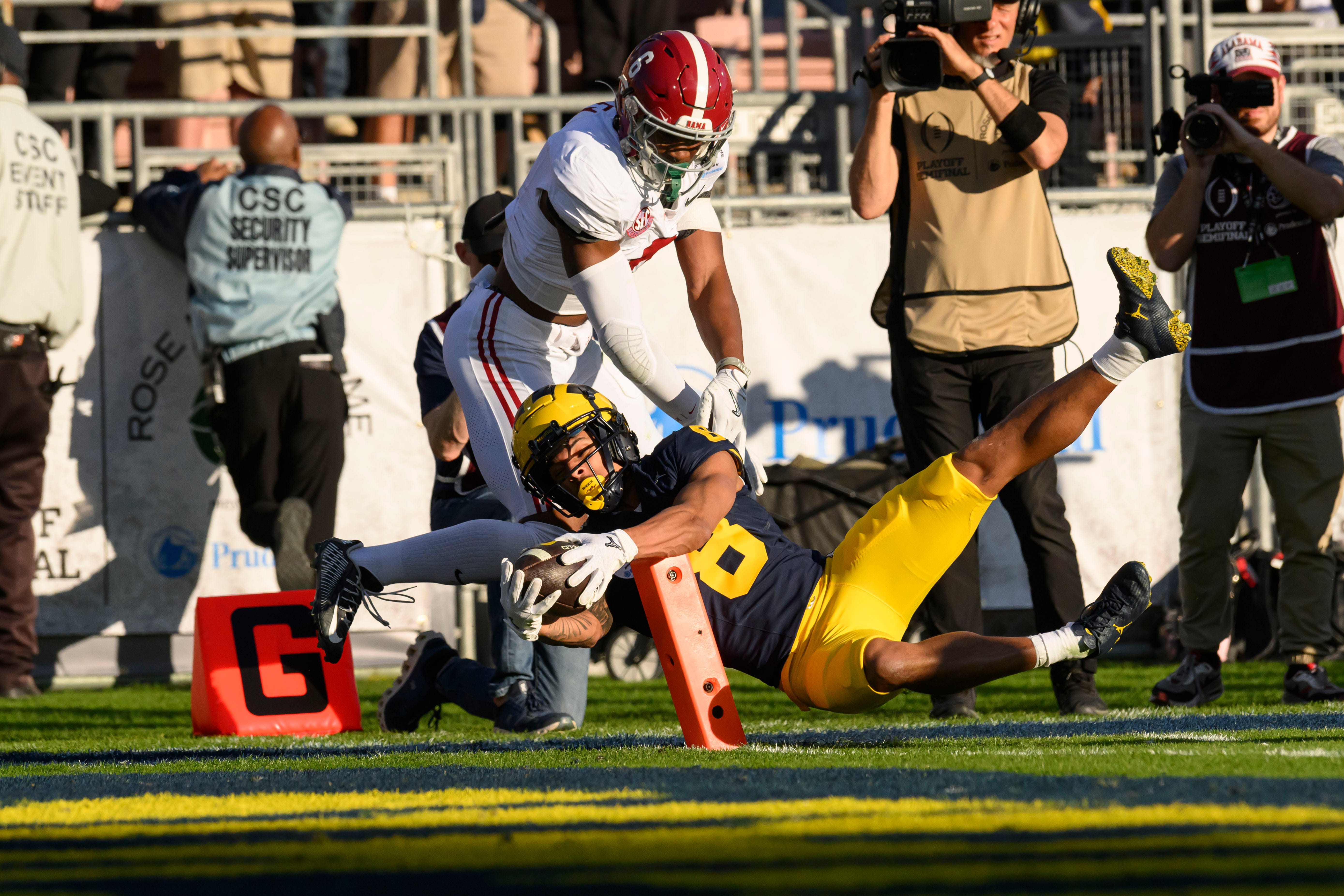 Michigan wide receiver Tyler Morris stretches a run into the end zone for a touchdown despite being defended by Alabama defensive back Jaylen Key during the second quarter of the Rose Bowl, in Pasadena, California, January 1, 2024.
