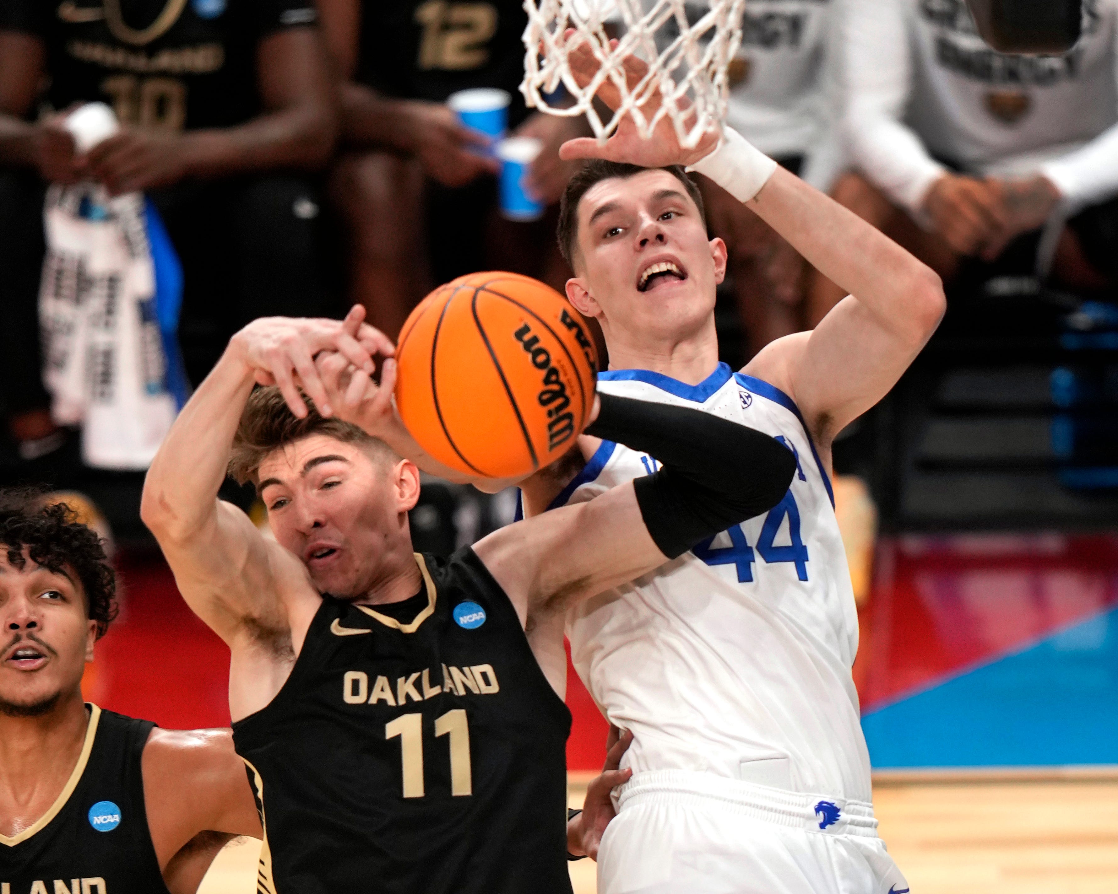 Kentucky 's Zvonimir Ivisic (44) battles for the ball with Oakland's Blake Lampman during the first half of a college basketball game in the first round of the men's NCAA Tournament in Pittsburgh, Thursday, March 21, 2024.