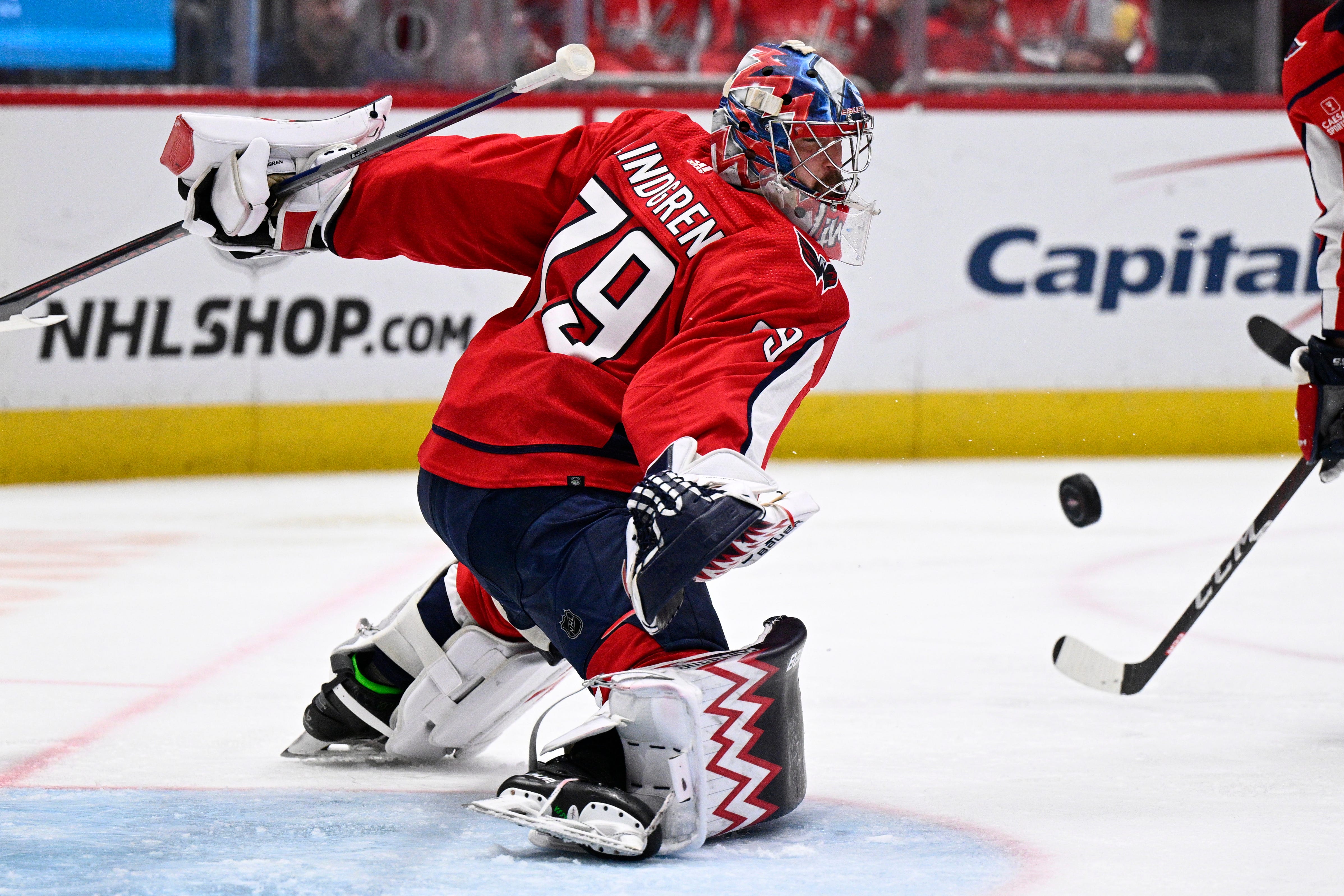 Washington Capitals goaltender Charlie Lindgren (79) tracks the puck during the second period.