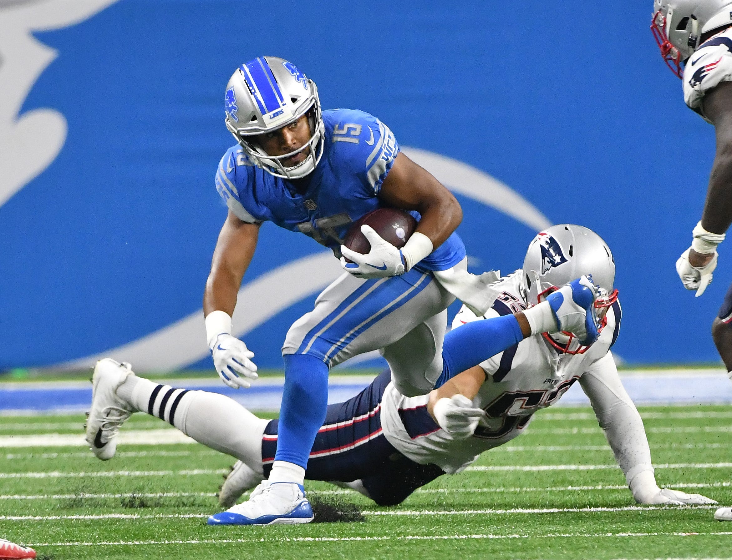 Lions' Golden Tate runs after a reception in the second quarter.