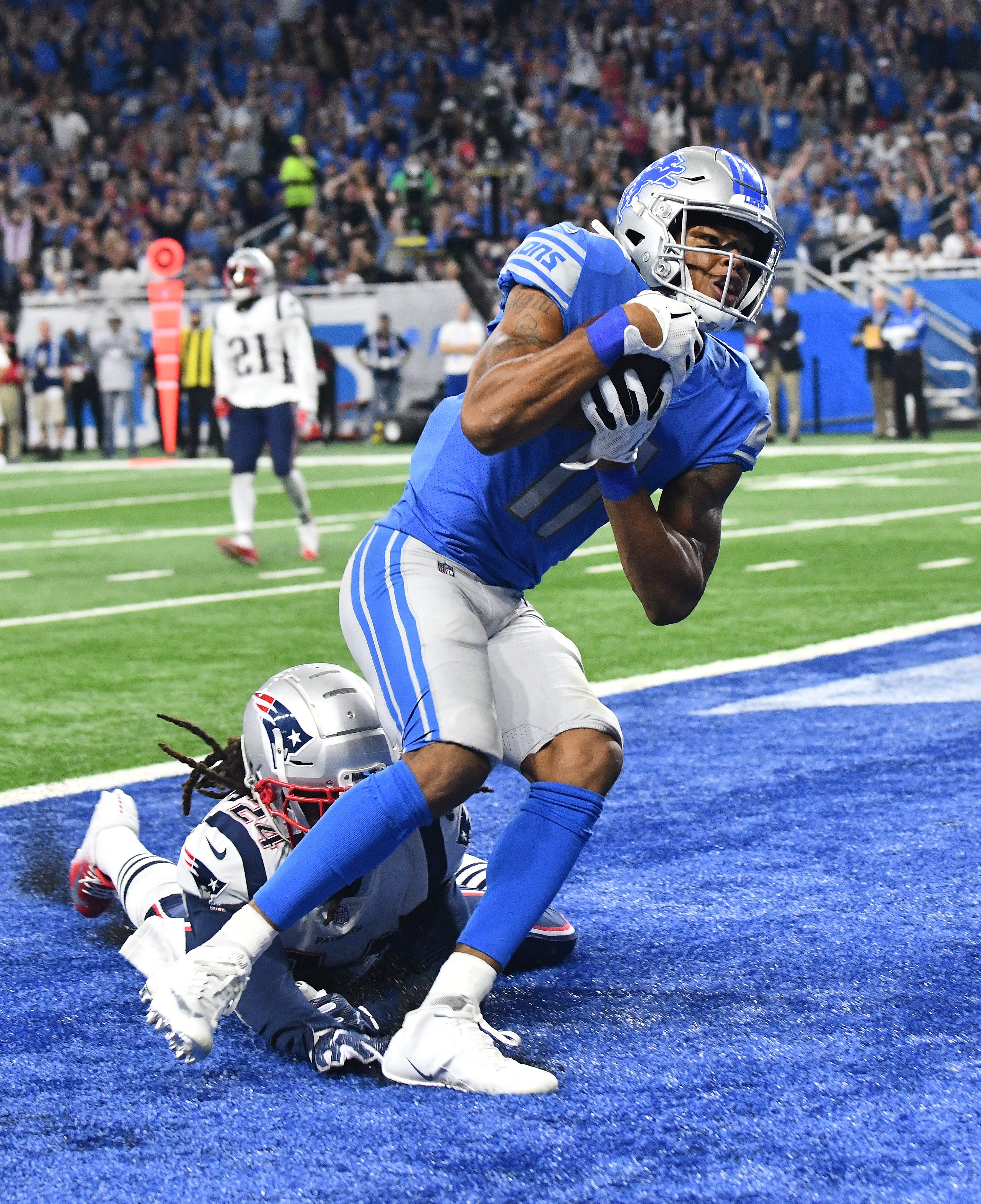 Lions wide receiver Marvin Jones Jr. readies for a touchdown reception in front of Patriots ' Stephon Gilmore in the third quarter.