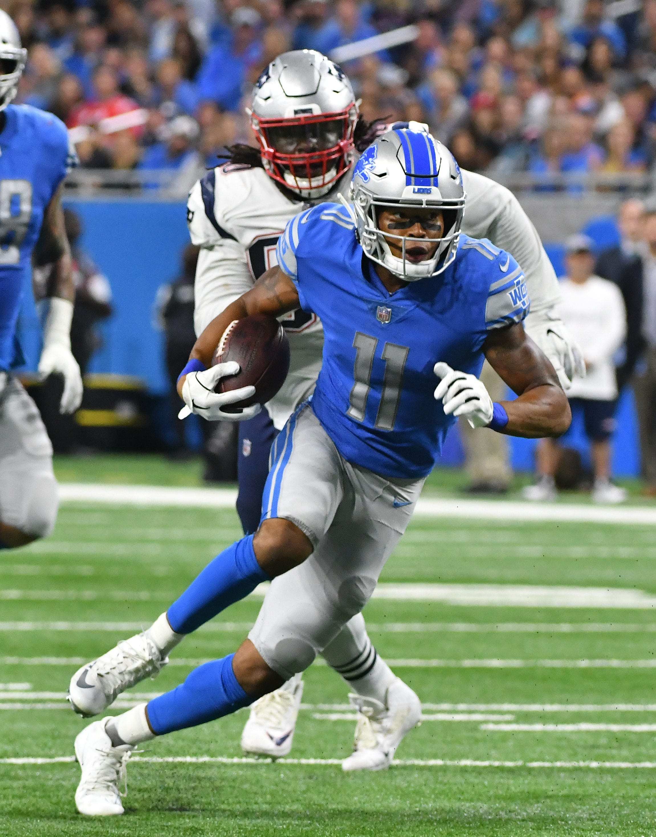 Lions ' Marvin Jones Jr. breaks up field after a reception in the first quarter.