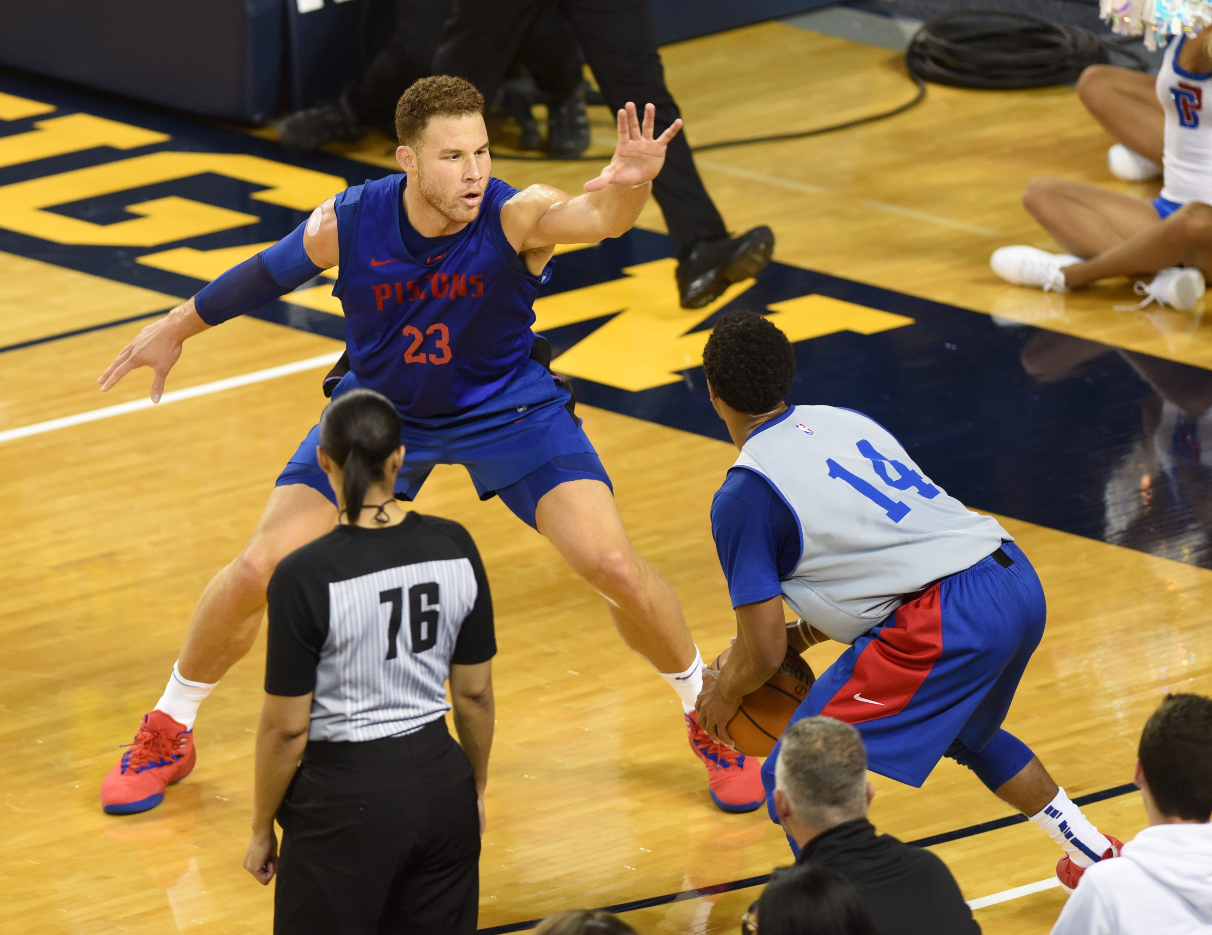 Blake Griffin, left, tries to defend Ish Smith.