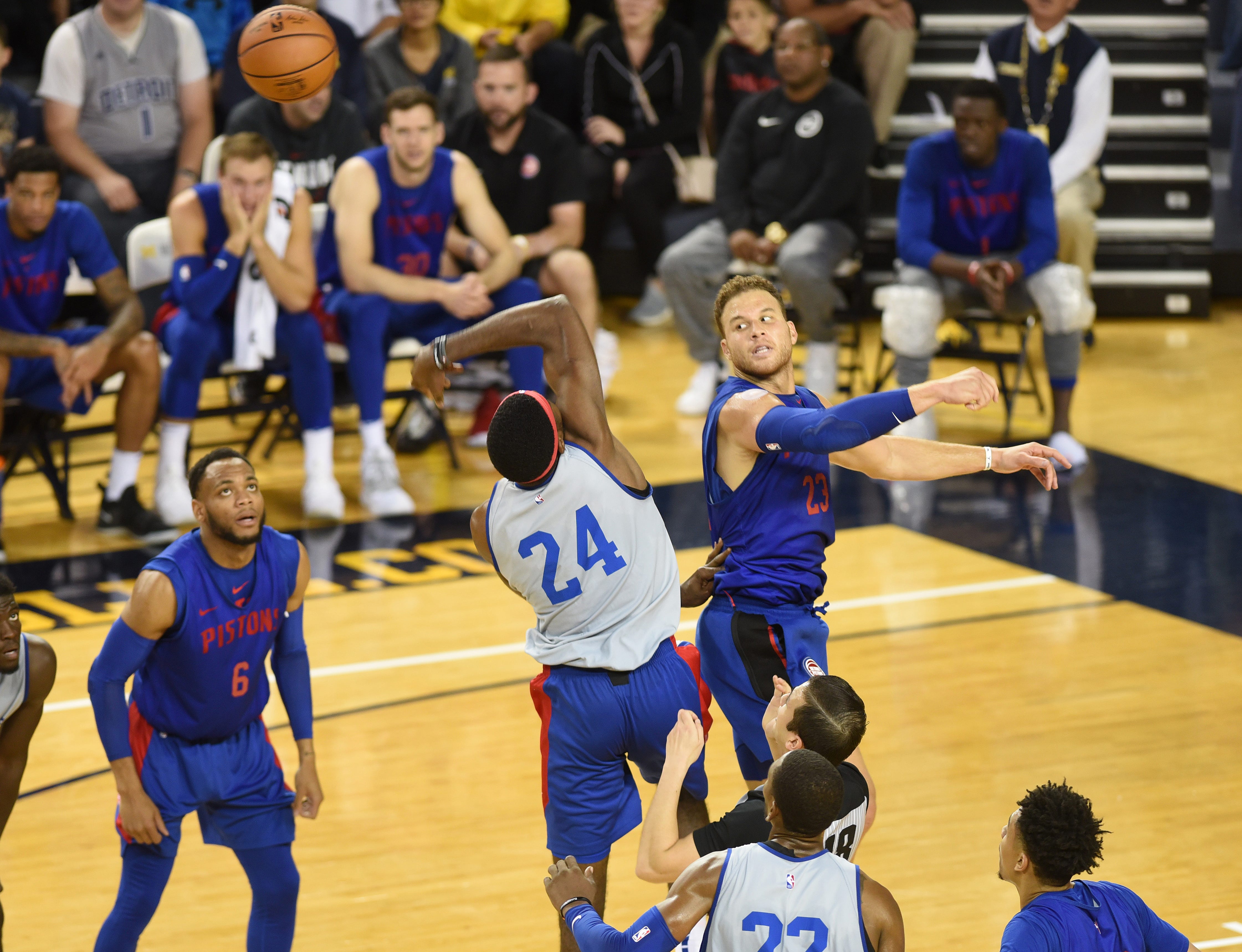 Blake Griffin, right, battles for the ball against Johnny Hamilton.