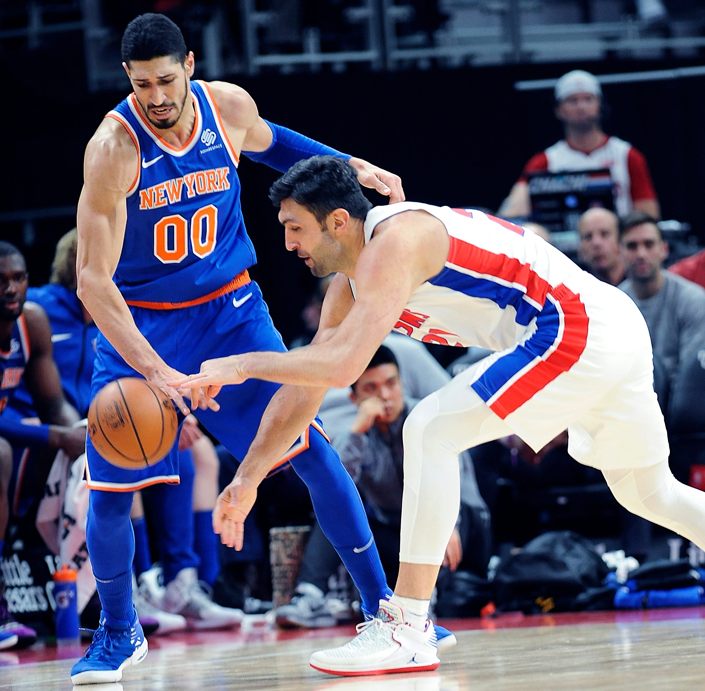 Pistons ' Zaza Pachulia and Knicks ' Enes Kanter battle for a loose ball in the first quarter.