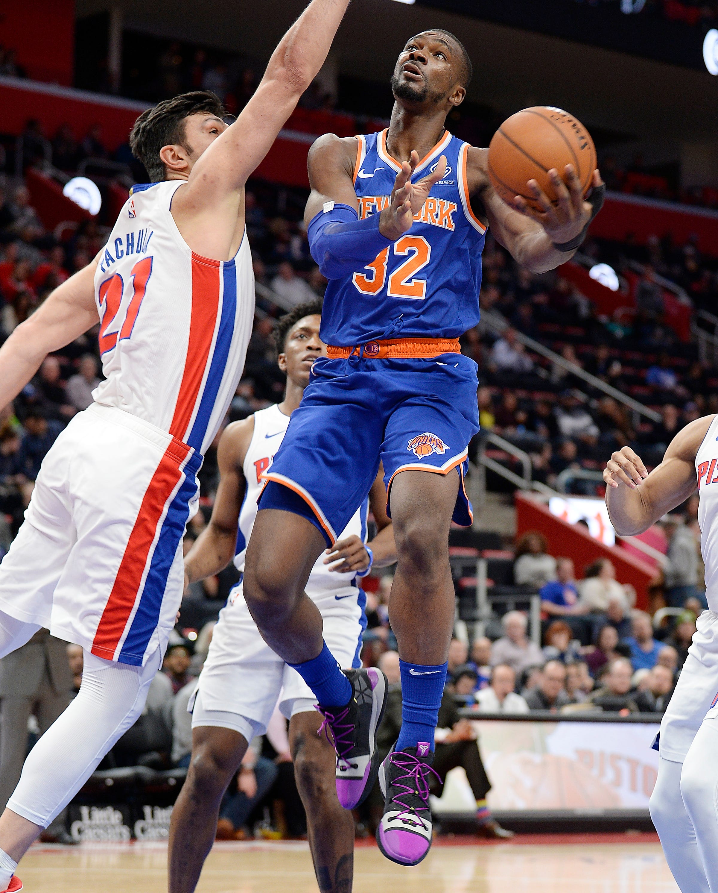 Knicks ' Noah Vonleh shoots over Pistons ' Zaza Pachulia in the third quarter.