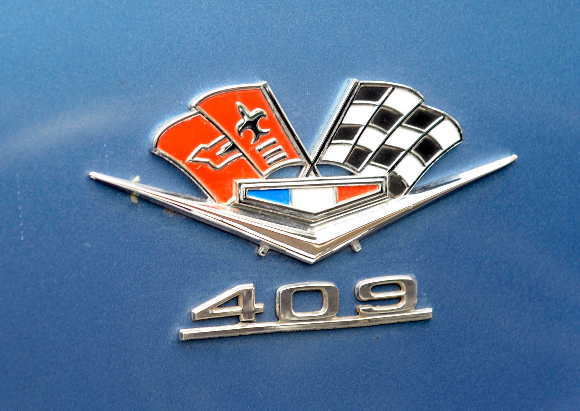 A 409 Cubin Inch Chevy engine logo of a 1962 Chevrolet Impala Super Sport owned by  John Schraufnagel in Birmingham.