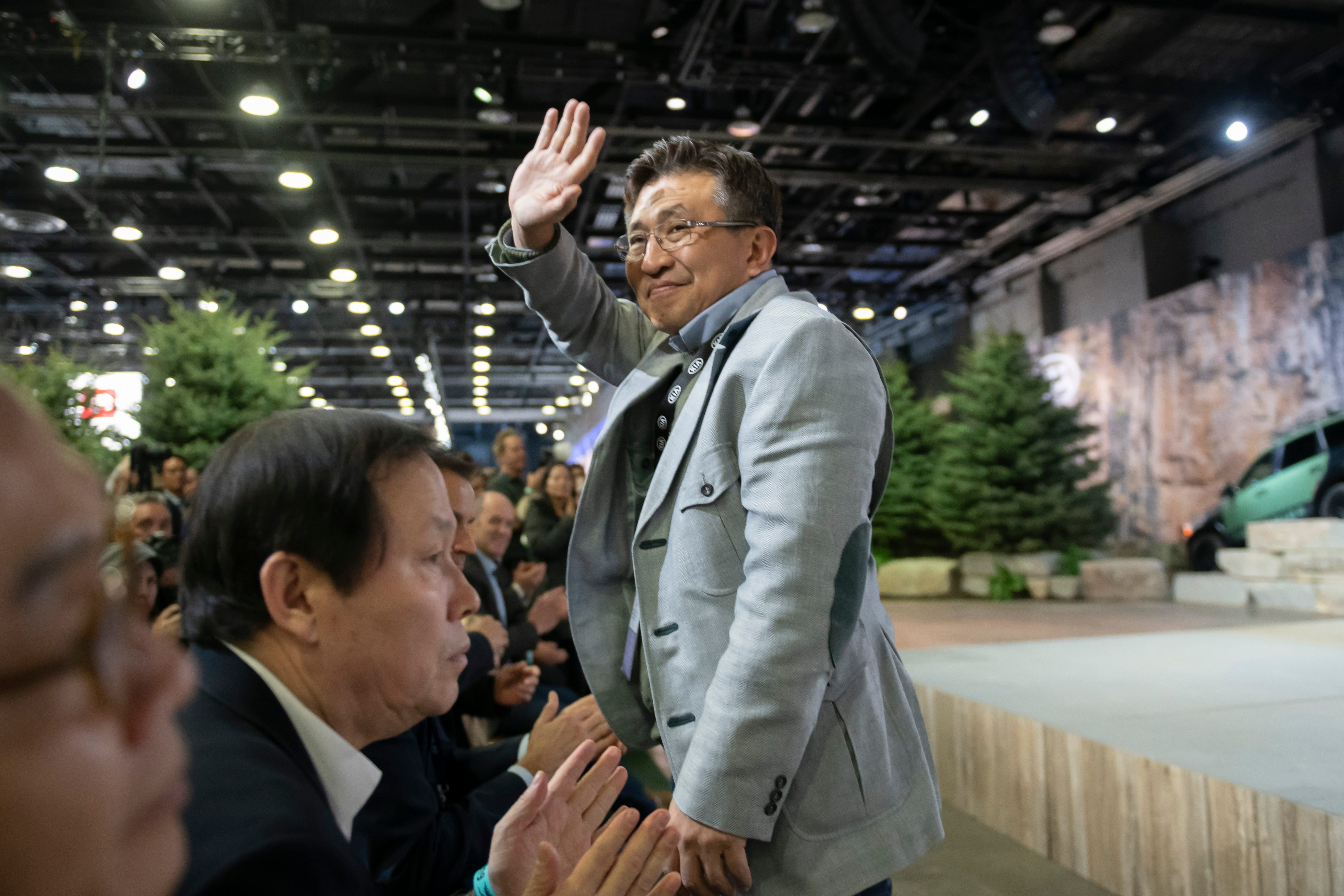 Seungkyu (Sean) Yoon, president and CEO of Kia Motors America, waves to the gathered journalists during the 2020 Kia Telluride reveal.