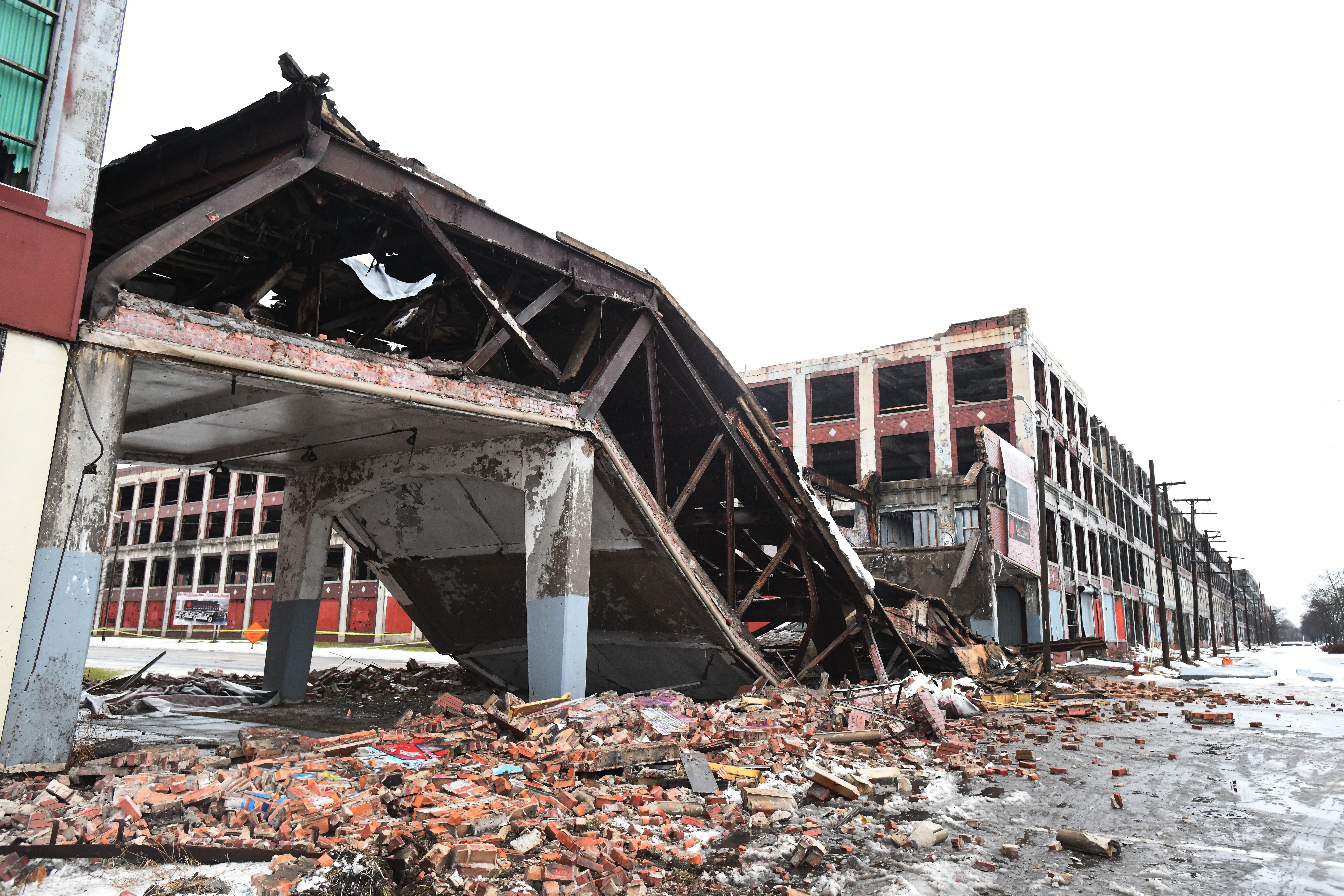 “The best we can determine is that it was a pre-existing structural issue, due to temperature fluctuations that caused the collapse,” Joe Kopietz, a spokesman for Arte Express