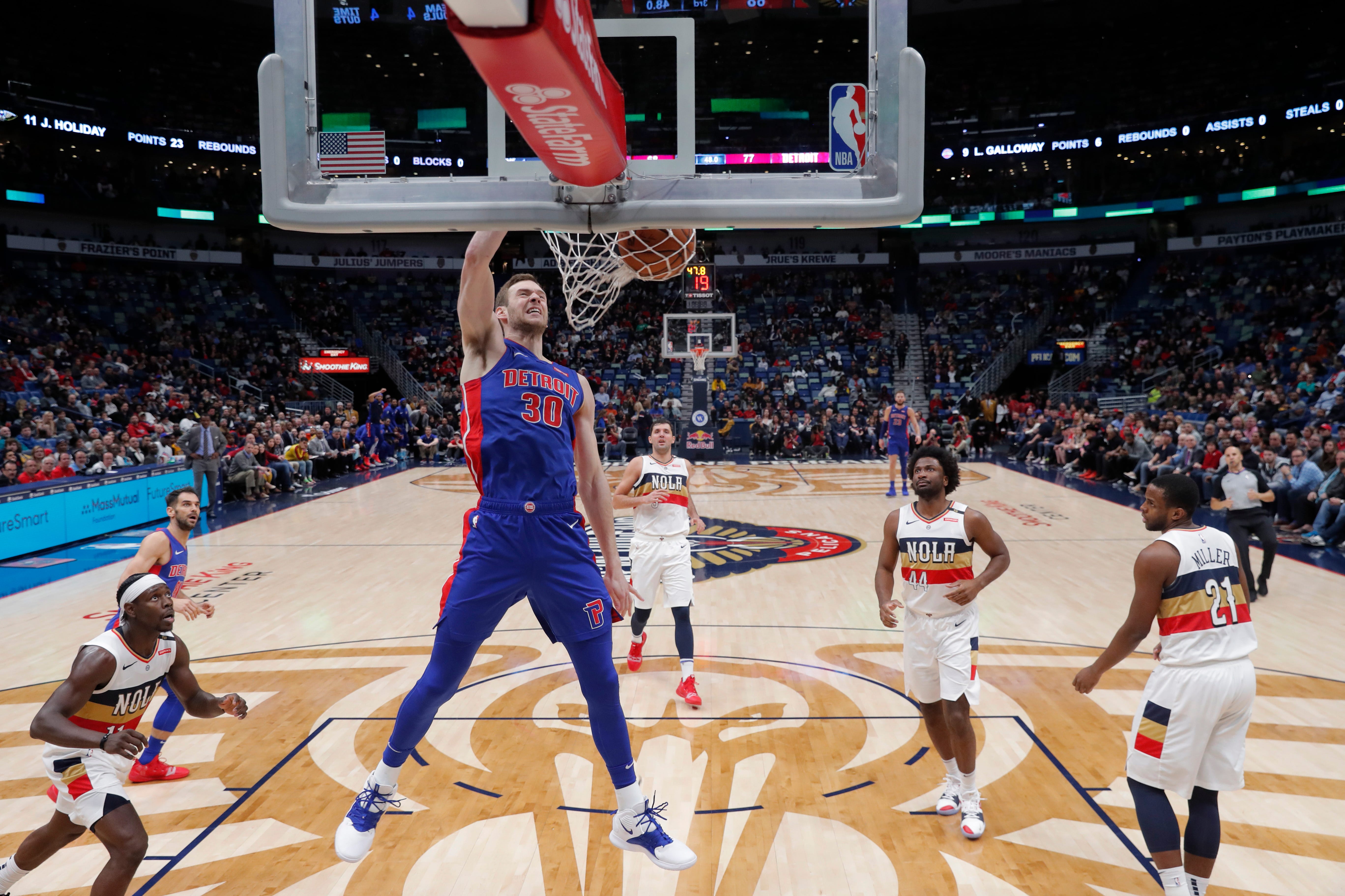 Detroit Pistons forward Jon Leuer (30) dunks during the second half.