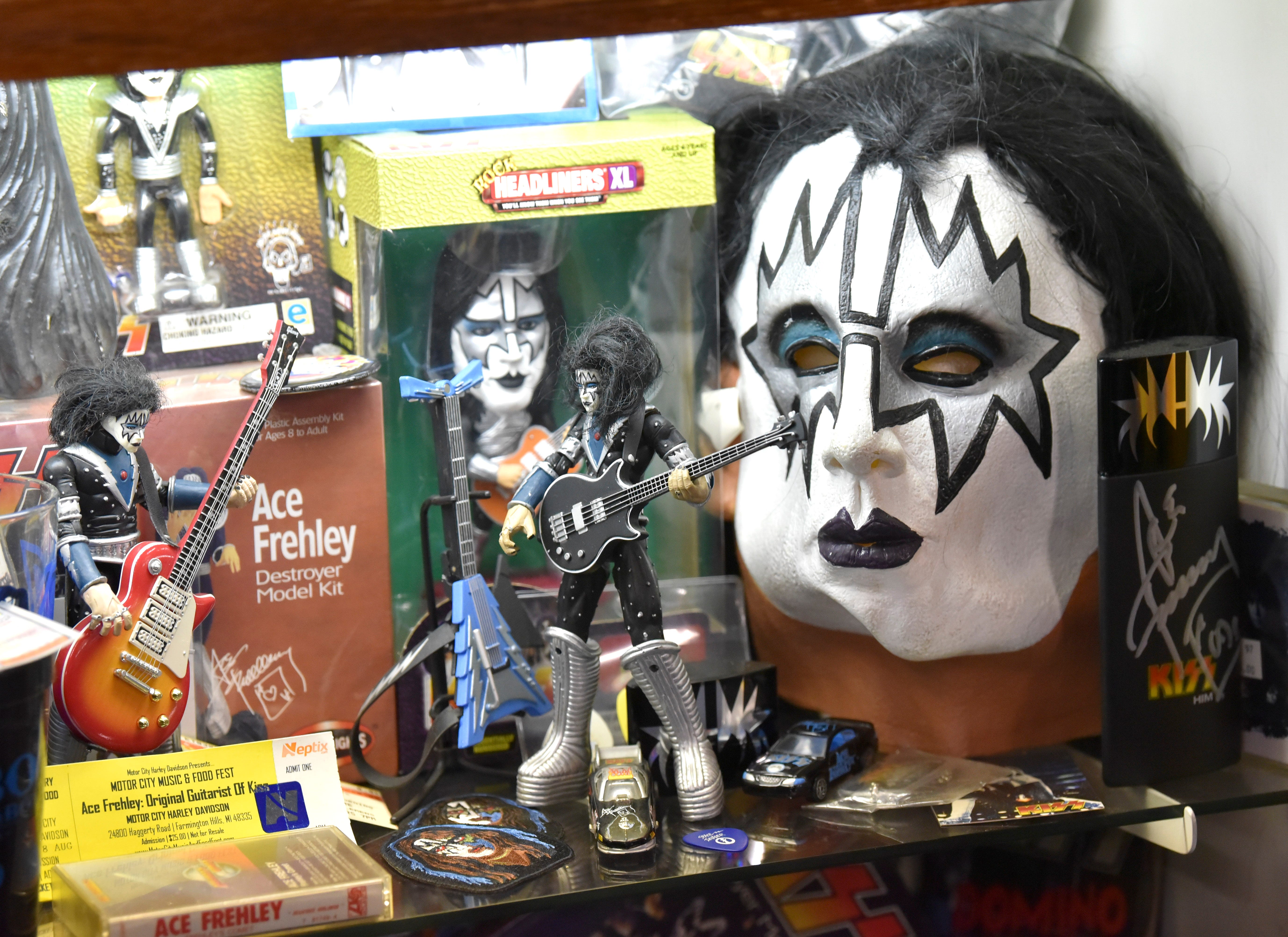 This is an Ace Frehley mask among other collectables.