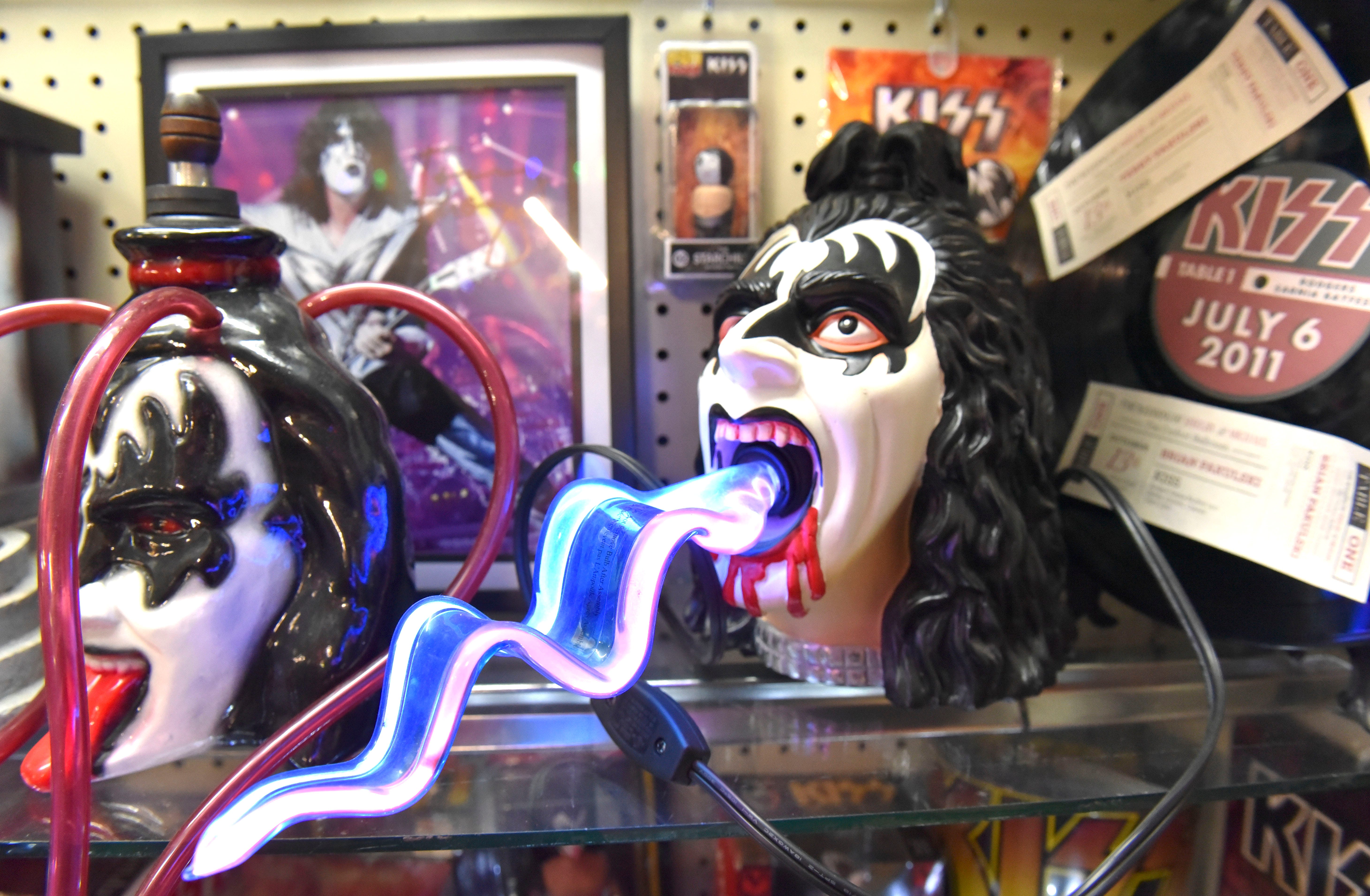 This is a Gene Simmons tongue lamp.