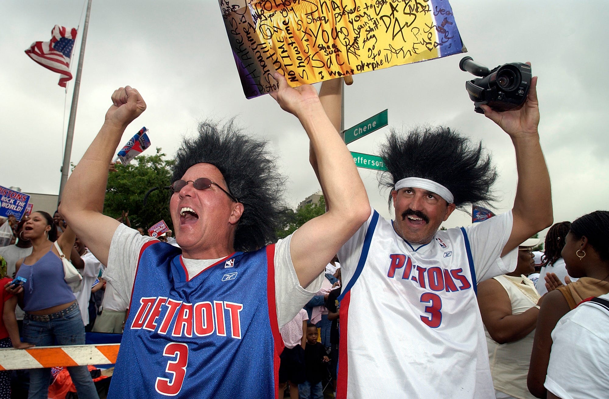 Fans cheer the Pistons during the parade.