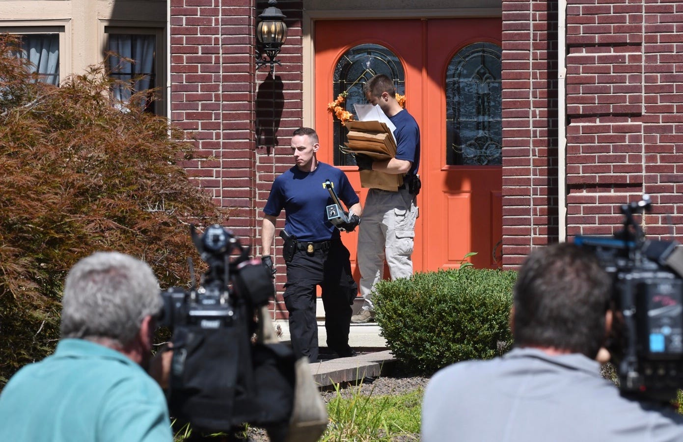 FBI investigators leave the home of UAW President Gary Jones after a search on Wednesday, August 28, 2019 in Canton Township.