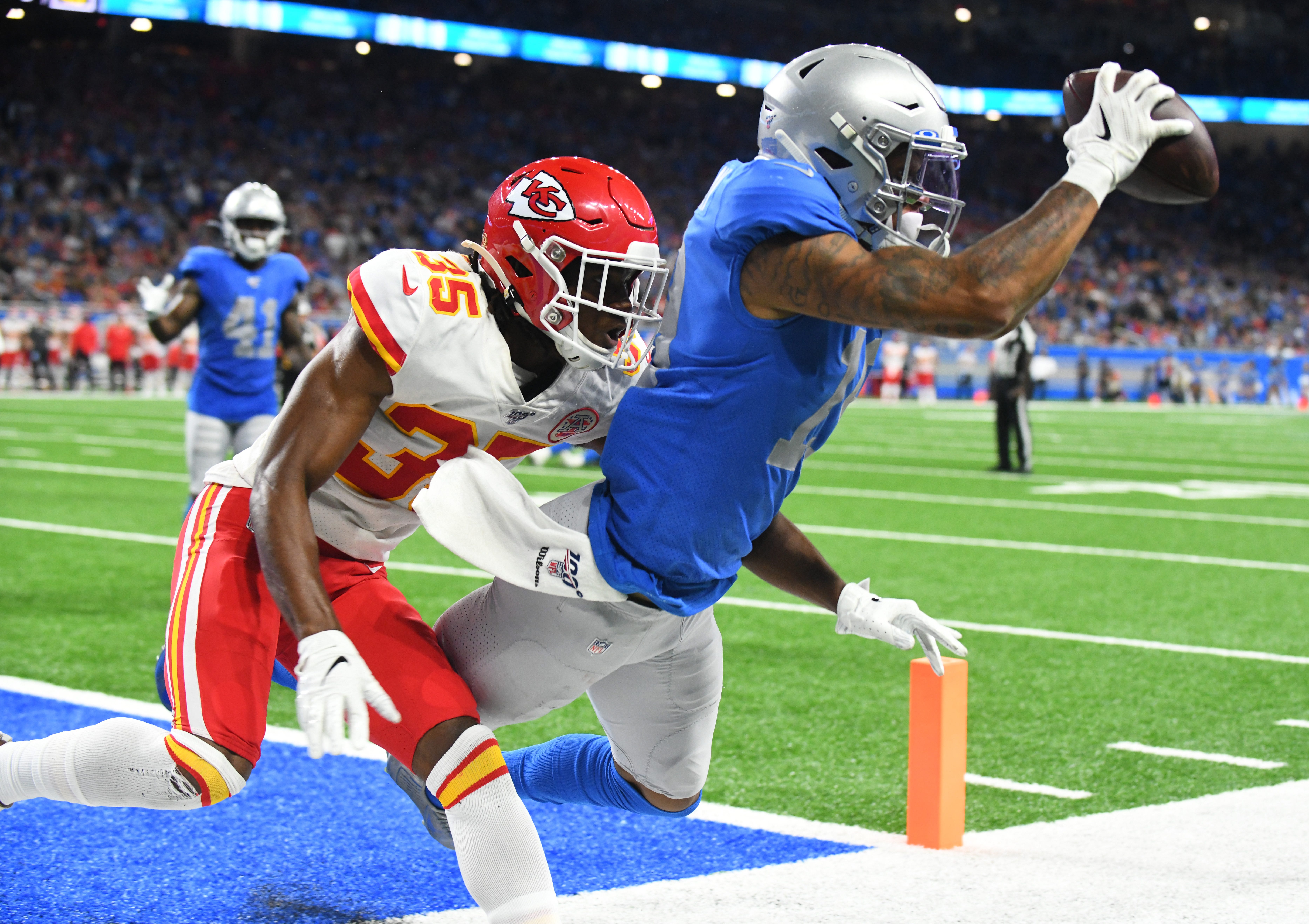 Lions' Kenny Golladay hangs onto a touchdown reception in front of Chiefs' Charvarius Ward late in the fourth quarter on Sunday.