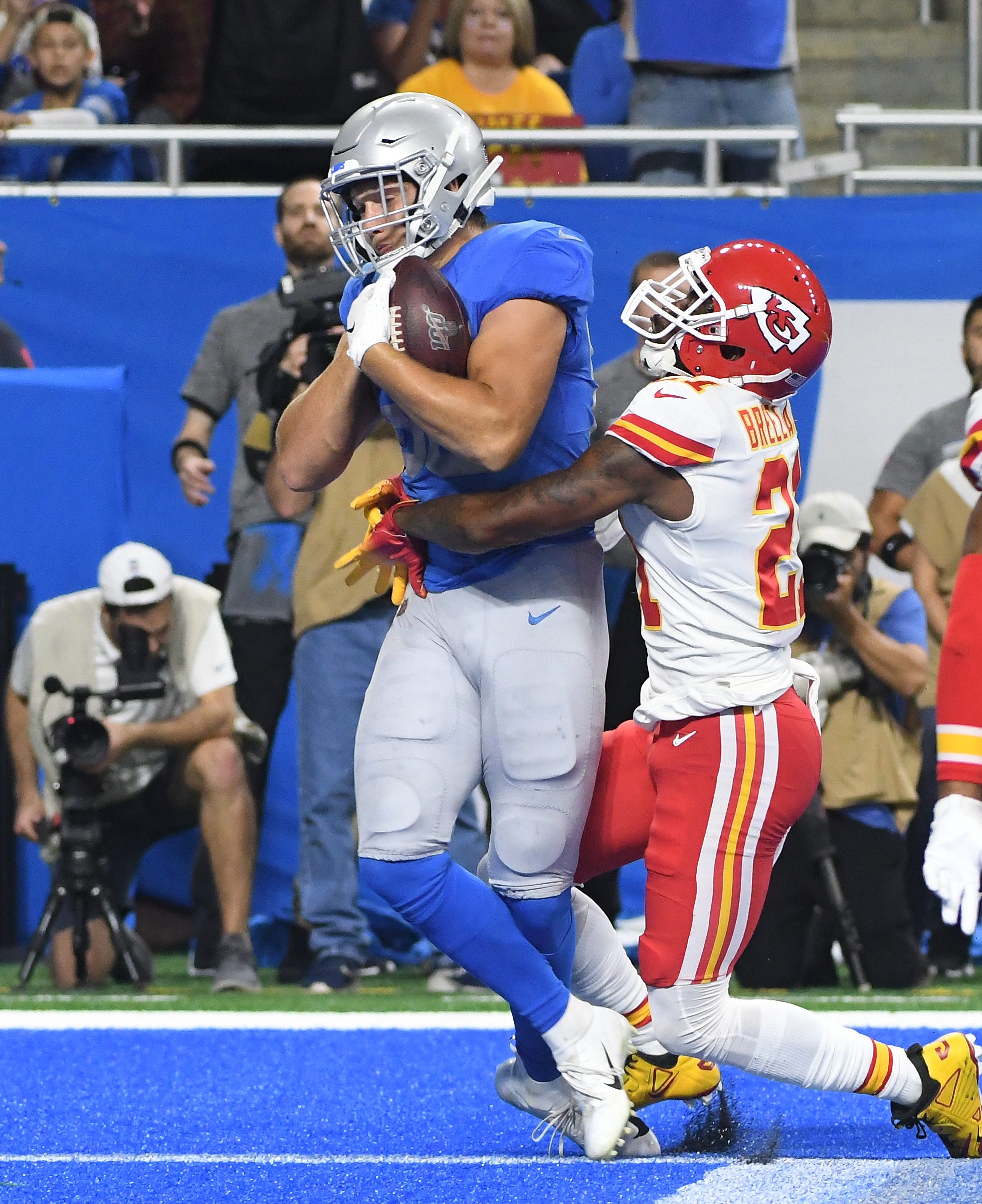 Lions' T.J. Hockenson brings in a touchdown reception in front of Chiefs' Bashaud Breeland in the first quarter.