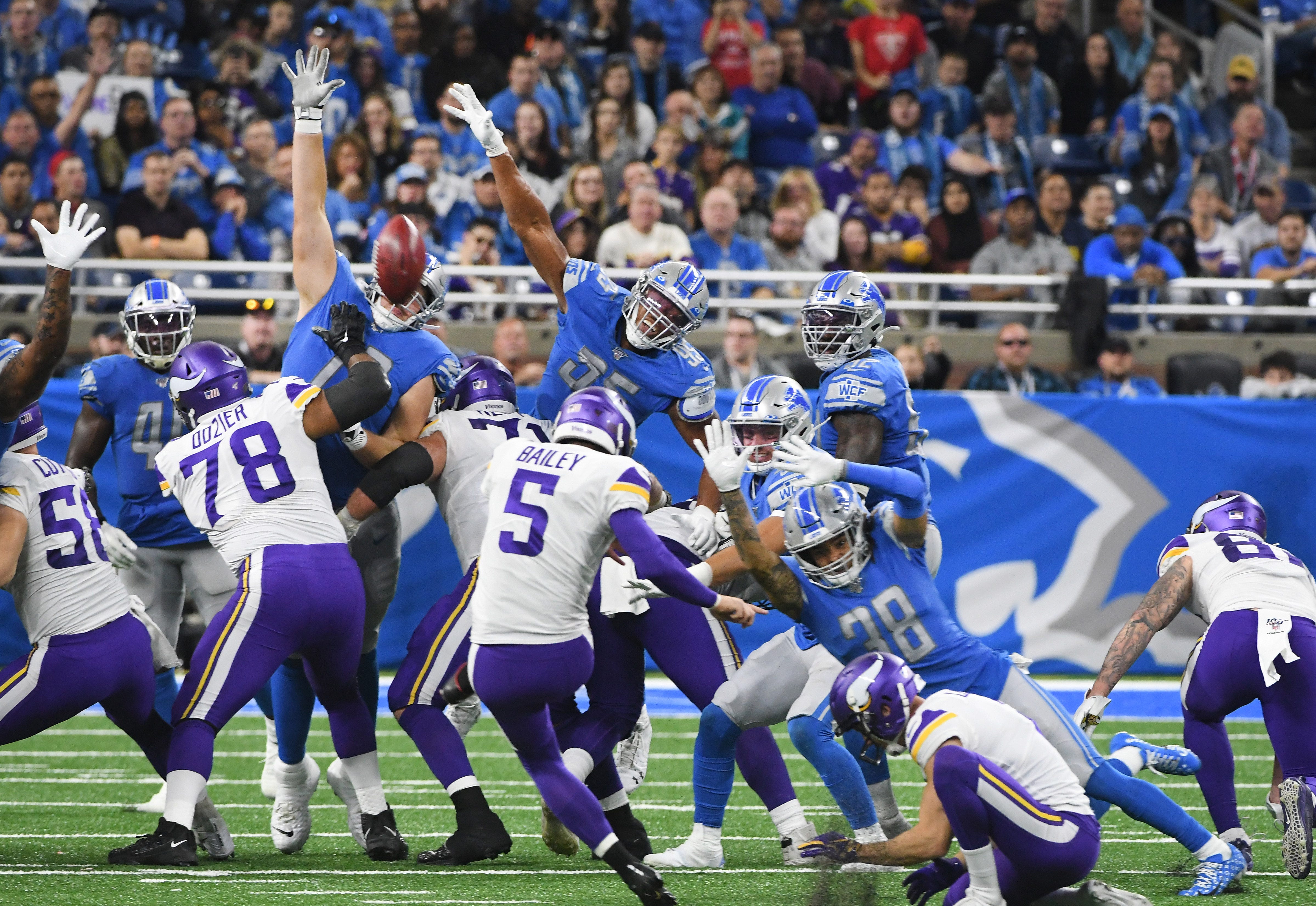 A fourth-quarter field goal attempt by Vikings ' Dan Bailey is no good, keeping Detroit in the game.
