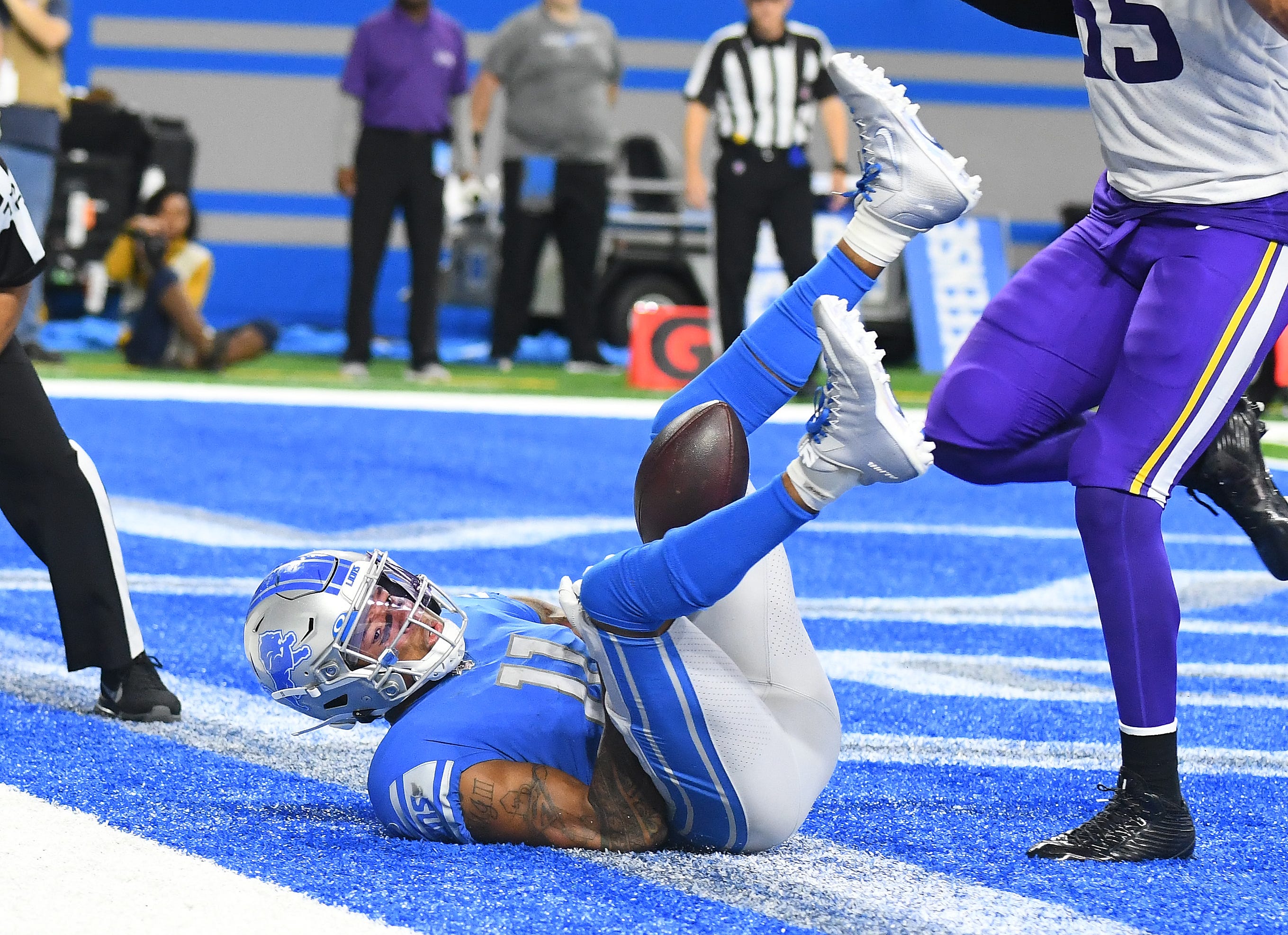 Lions ' Marvin Jones can ' t hang onto this pass in the end zone in the second quarter.