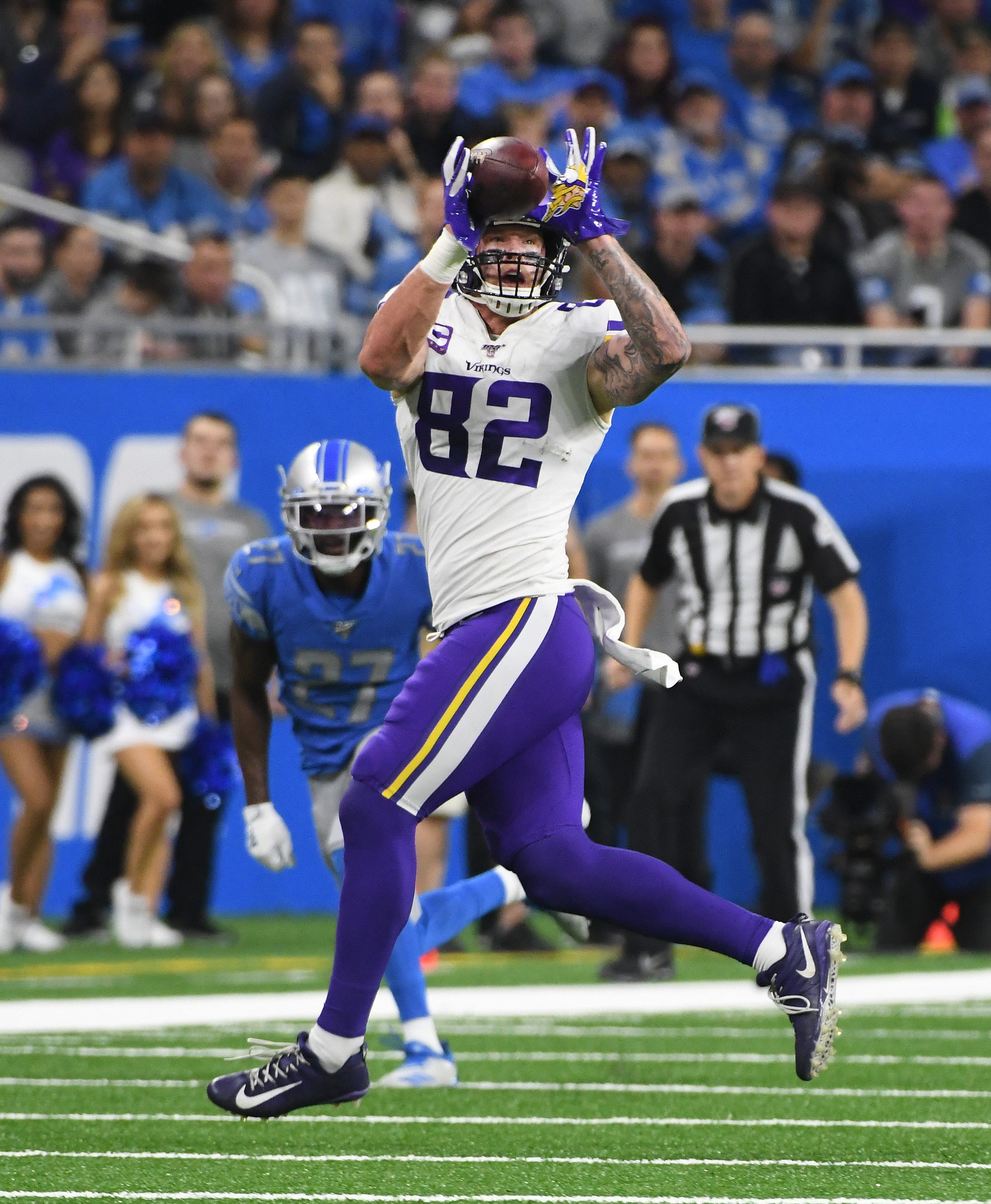 Vikings ' Kyle Rudolph gets an easy catch with the Lions ' defense playing loose in the second quarter.