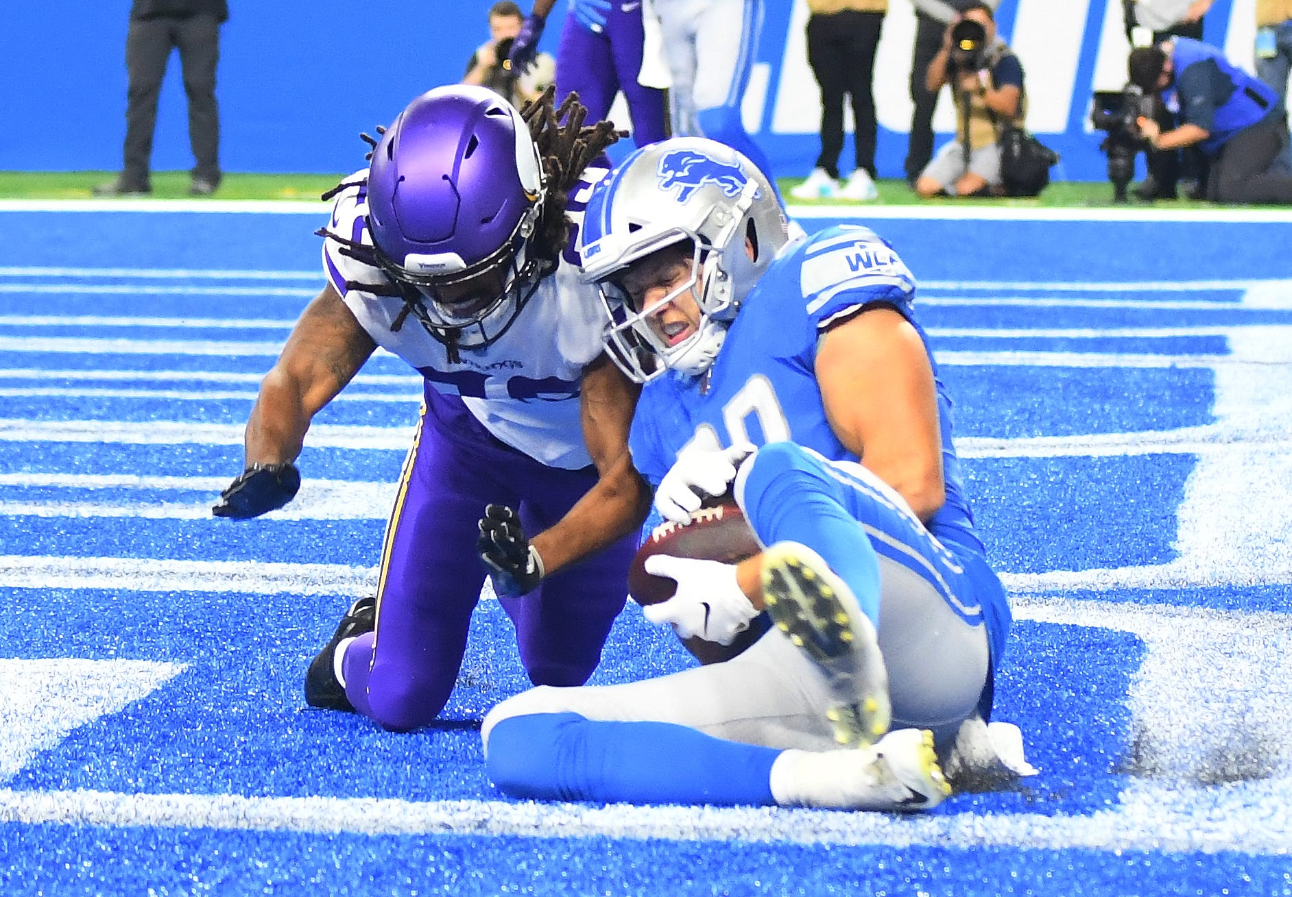 Lions ' T.J. Hockenson pulls in a pass in front of Vikings ' Trae Waynes, but it bounced off the turf first for an incompletion in the first quarter.