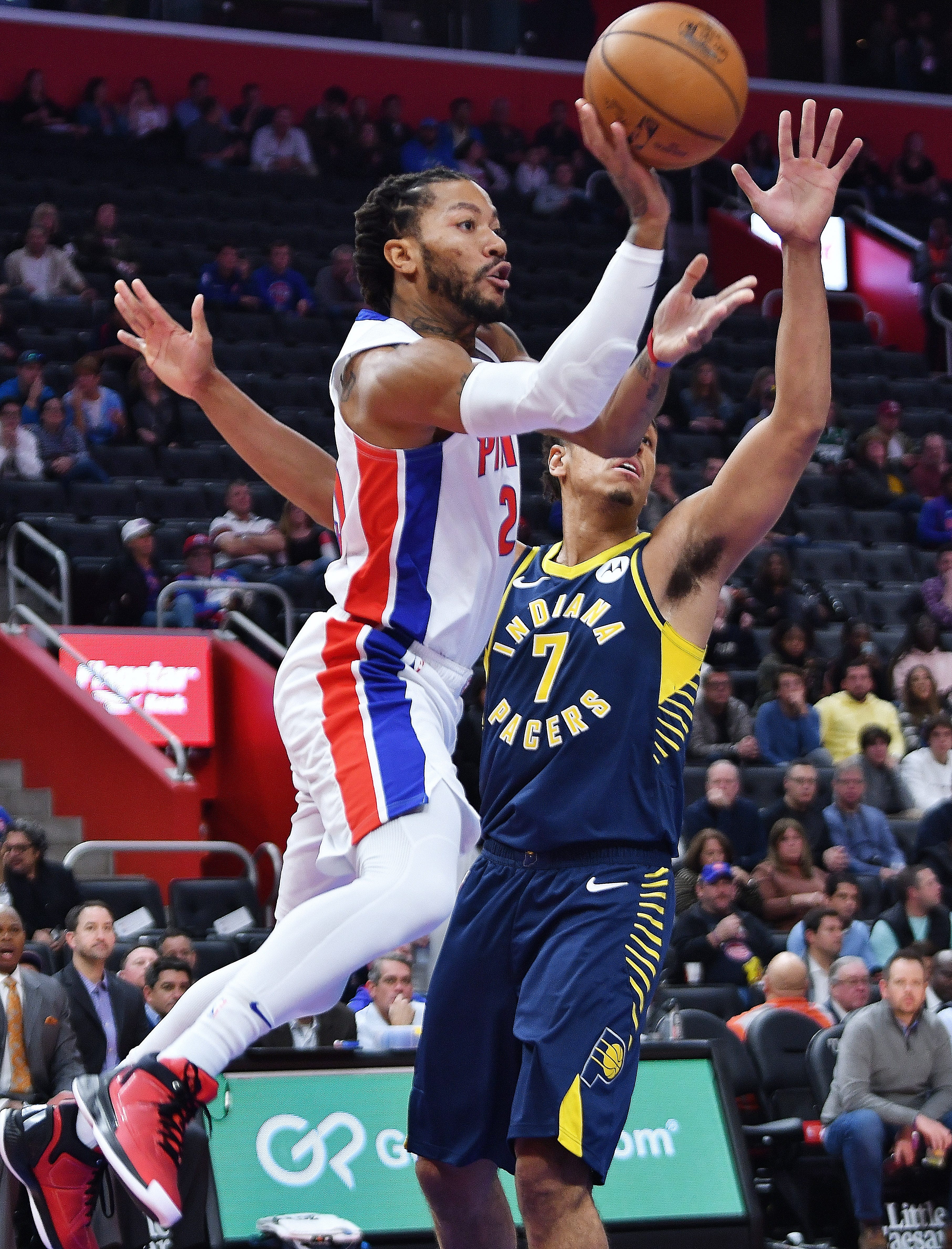 Pistons' Derrick Rose makes a pass over Pacers' Malcolm Brogdon in the second quarter.