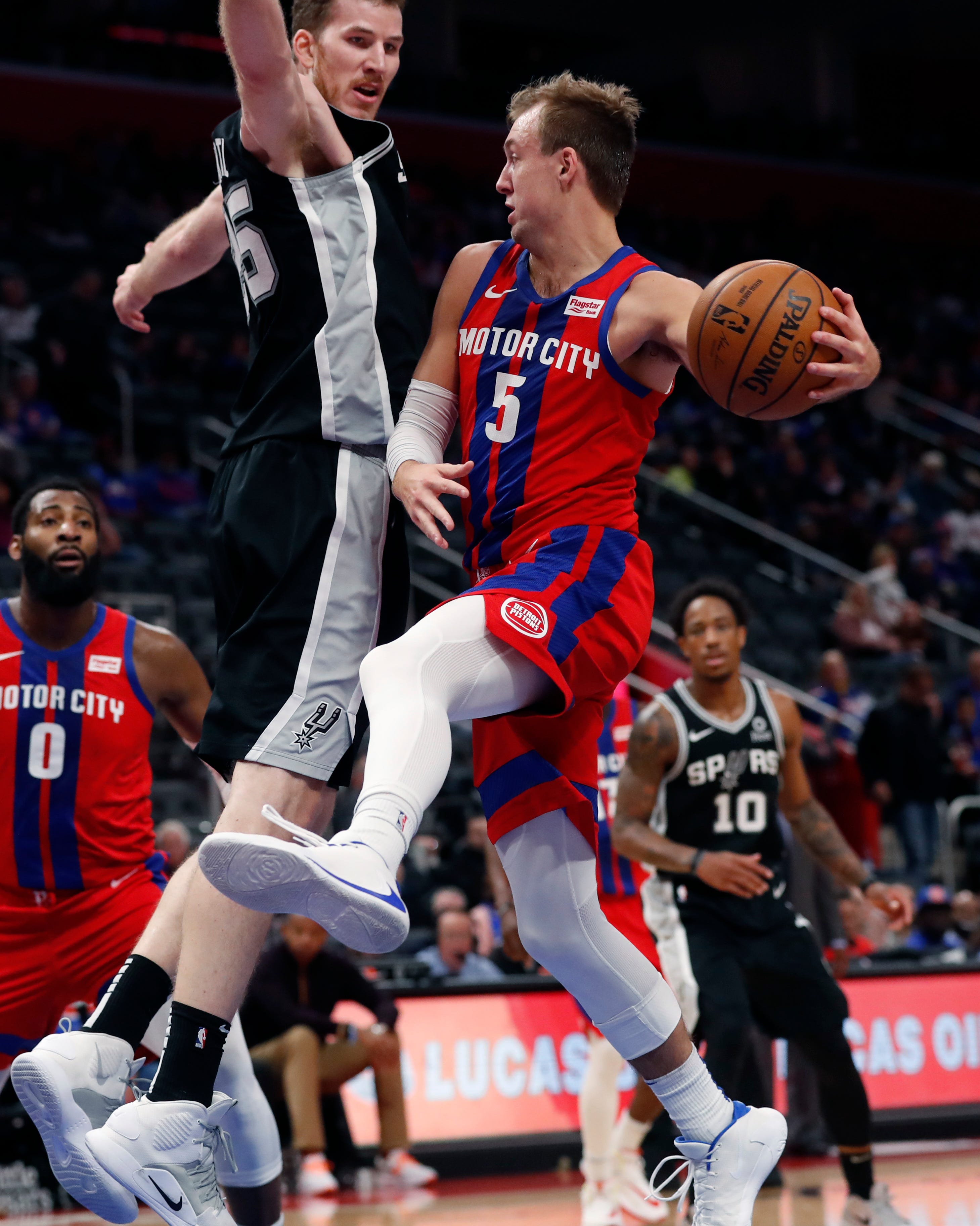 Detroit Pistons guard Luke Kennard (5) passes as San Antonio Spurs center Jakob Poeltl (25) defends during the second half.