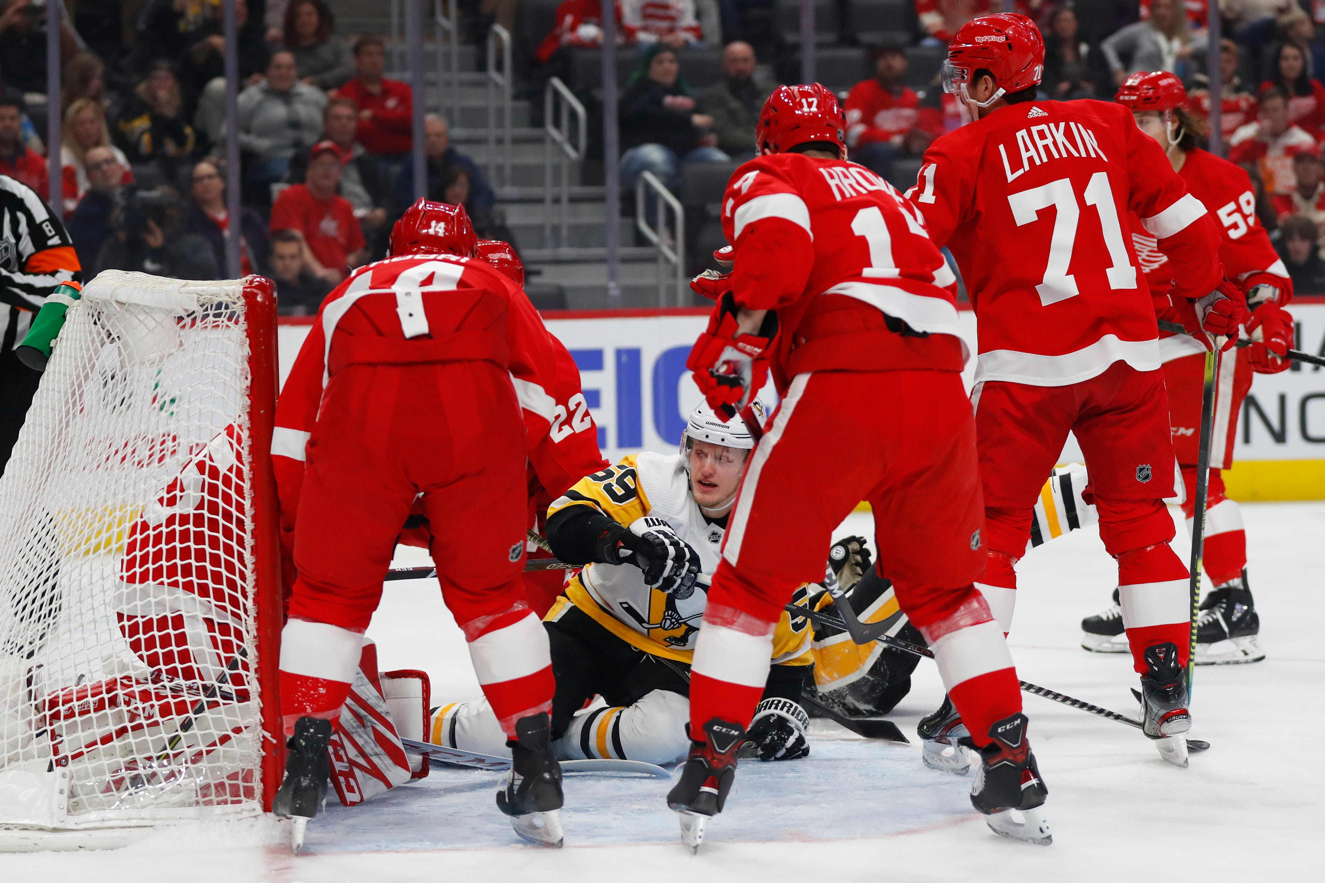 Pittsburgh Penguins left wing Jake Guentzel (59) scores on Detroit Red Wings goaltender Jonathan Bernier (45) in the first period.