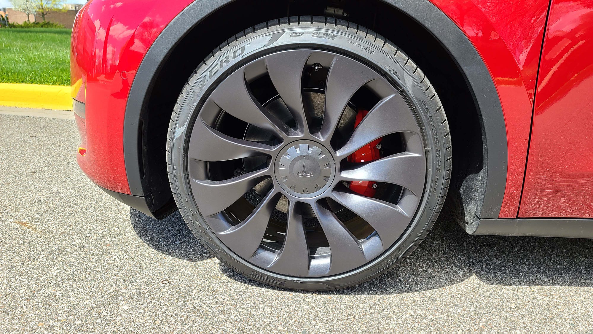 The Tesla Model Y Performance trim gets big, 21-inch turbine wheels.