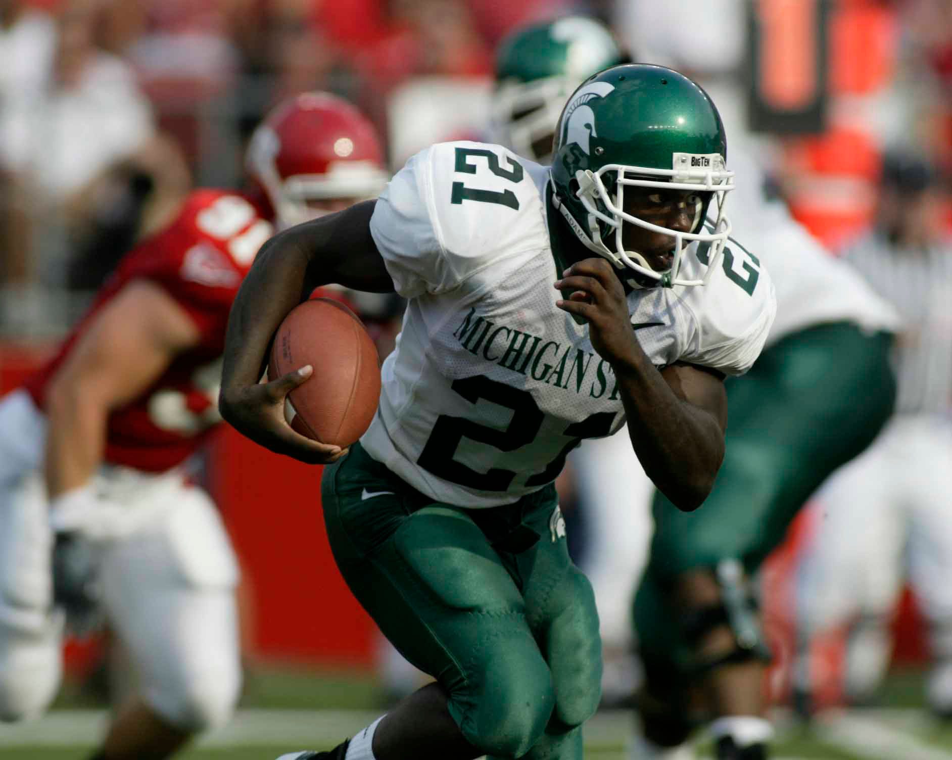 RETURN SPECIALIST – DeAndra Cobb, 2003-04: A first-team All-American as a junior in 2003, Cobb led the Big Ten and ranked No. 11 in the NCAA in kickoff returns with an average of 27.2 yards, while his 763 kickoff return yards are the fourth-most in MSU history. He returned three kicks for touchdowns that season and capped his two seasons with 1,632 return yards and four touchdowns.