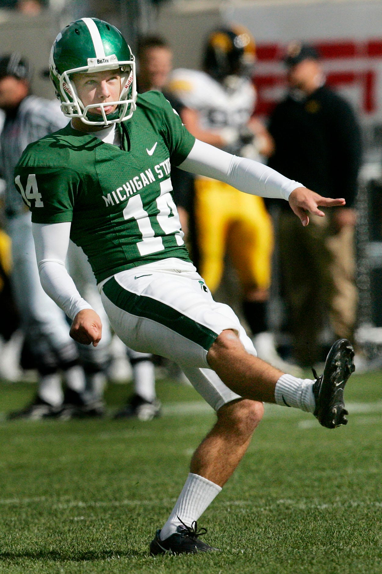 KICKER – Brett Swenson, 2006-09: Swenson finished his career as Michigan State’s program leader in points (377) and field goals (71), and earned first-team All-Big Ten honors as a senior in 2009, nailing 19 field goals. As a junior in 2008, Swenson booted 22 field goals, second-best in MSU history.