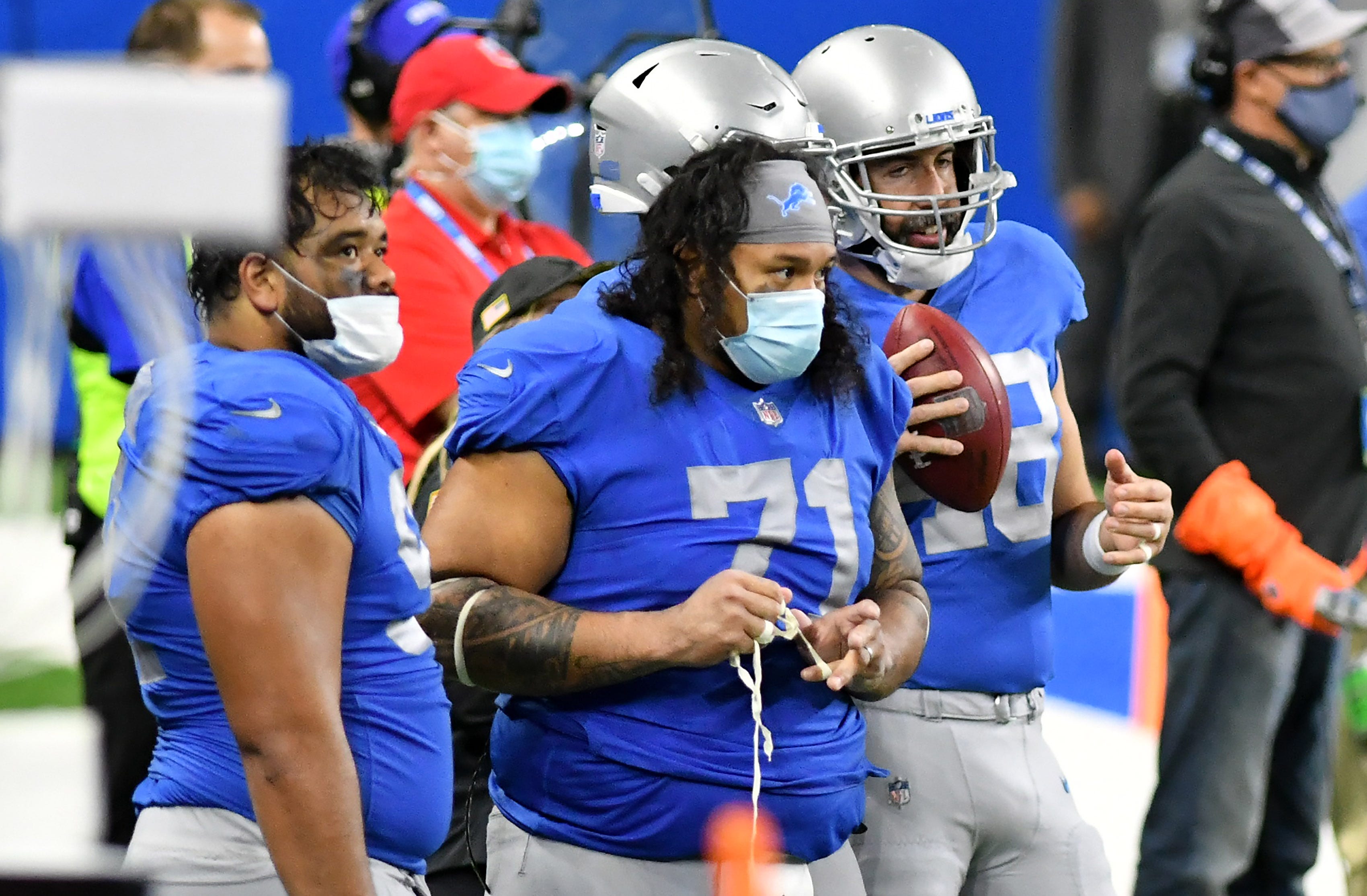 Lions defensive tackle John Penisini (91) and nose tackle Danny Shelton (71) watch late in the fourth quarter.