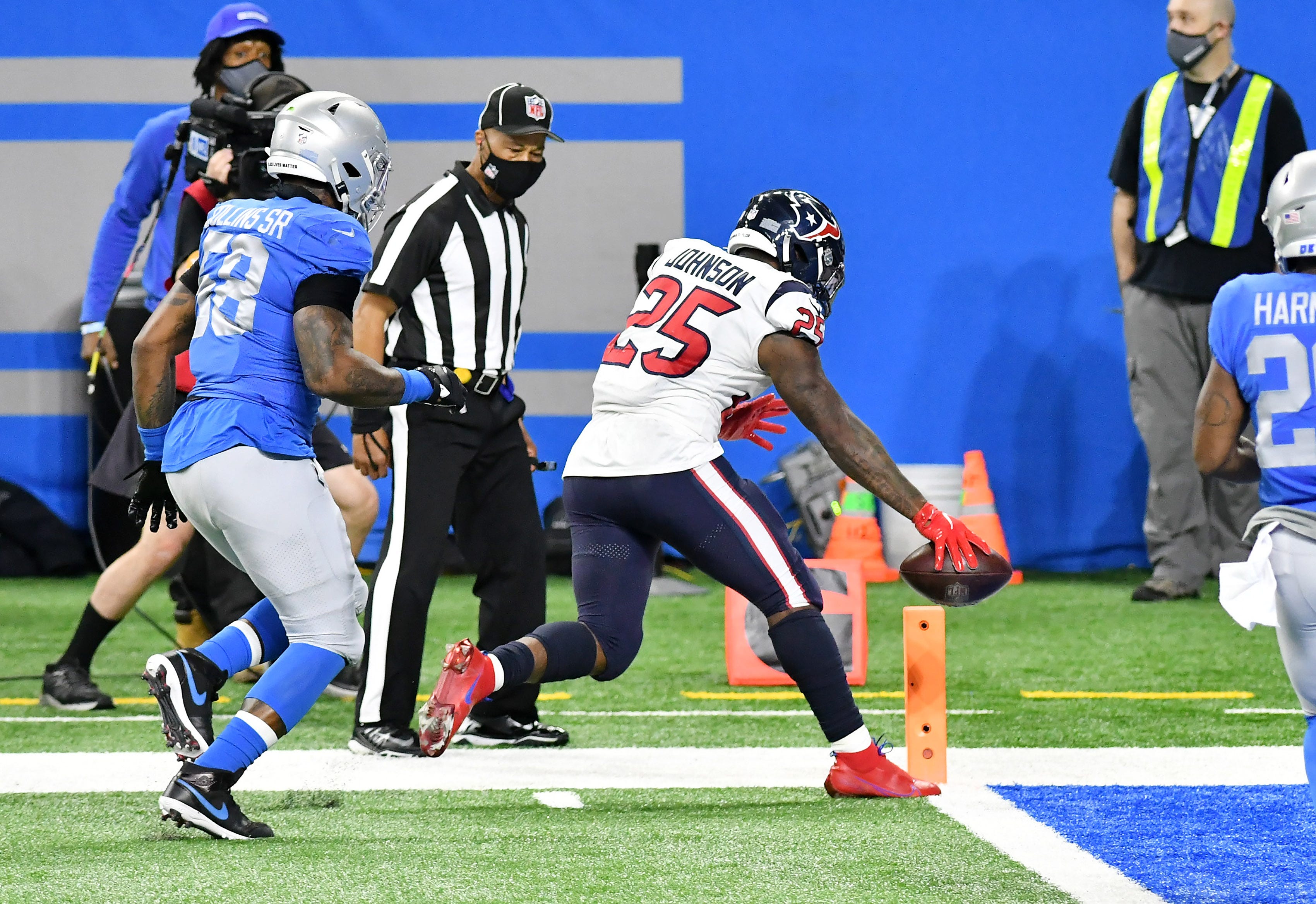 Texans running back Duke Johnson (25) scores in front of Lions outside linebacker Jamie Collins (58) in the first half.