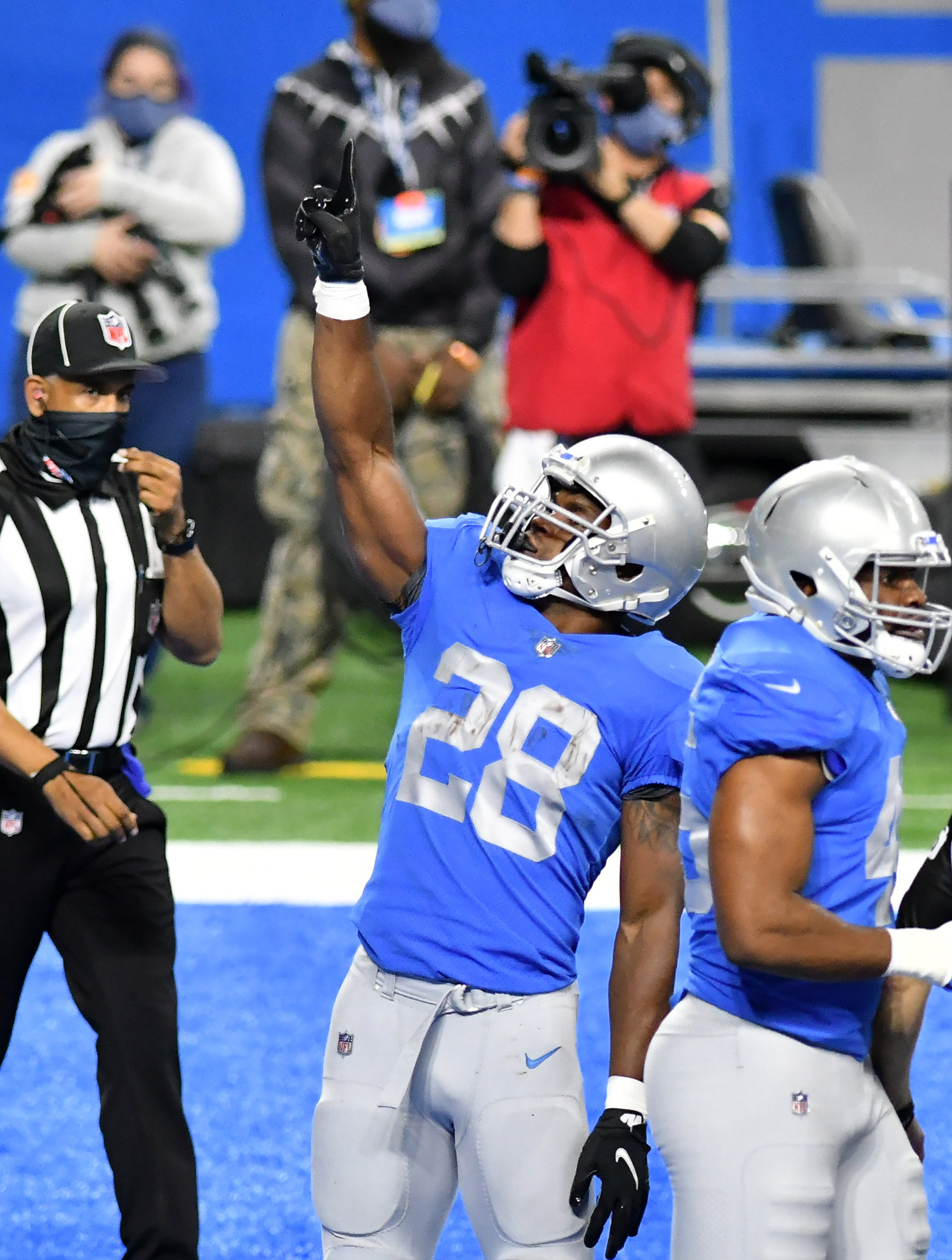 Lions running back Adrian Peterson (28) reacts after his touchdown in the first half.