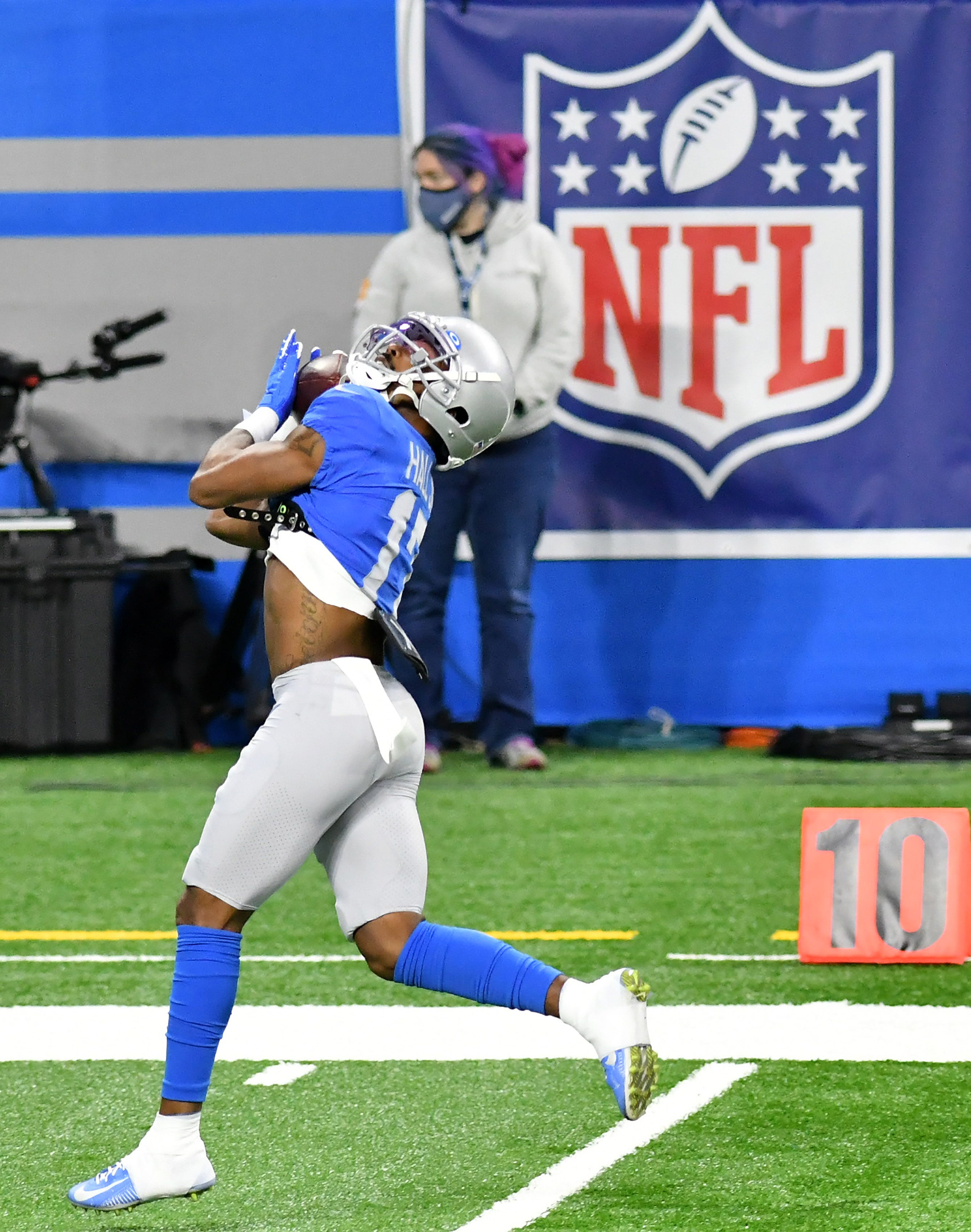 Lions wide receiver Marvin Hall (17) makes a catch during warmups.