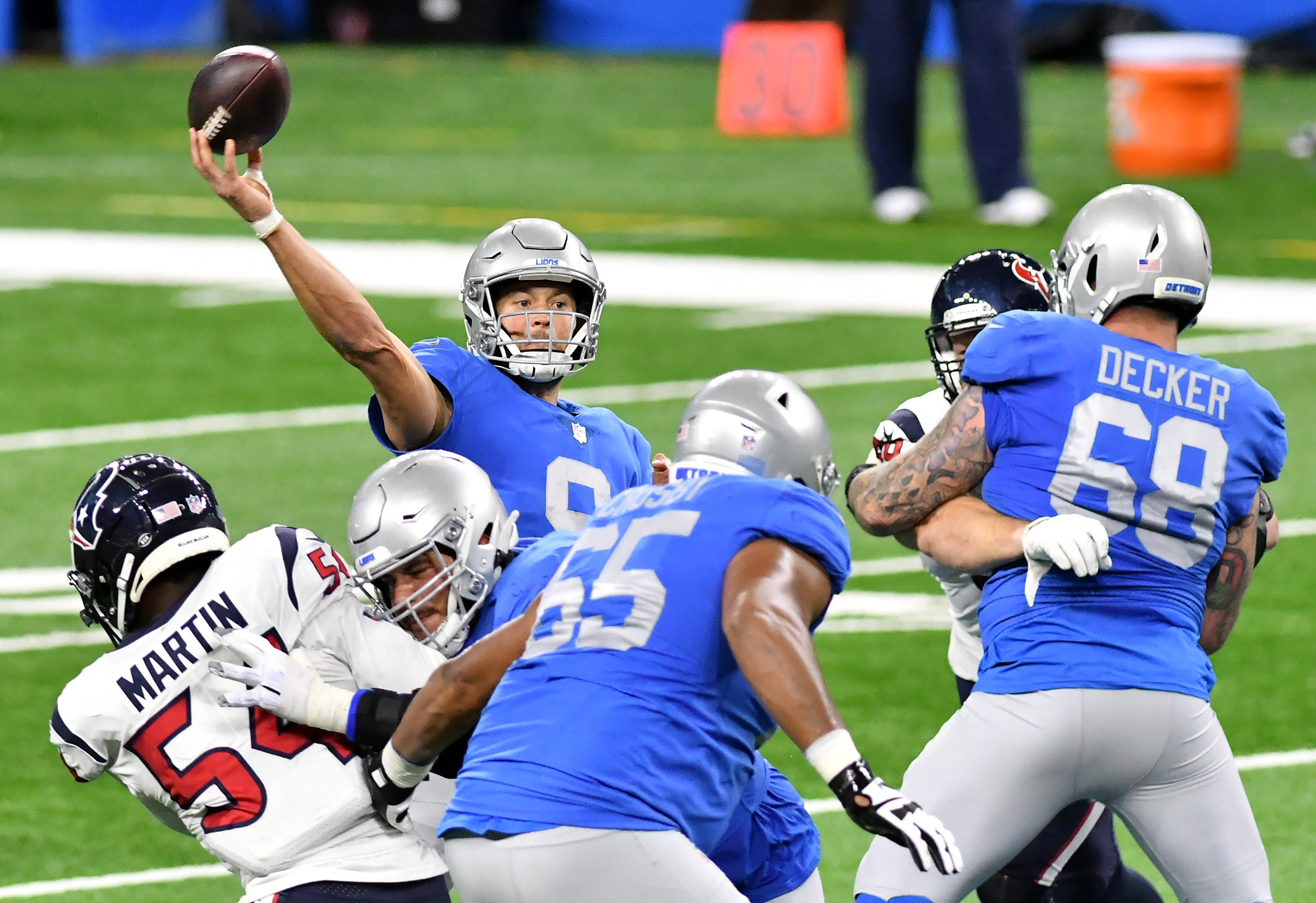Lions quarterback Matthew Stafford (9) passes the ball in the fourth quarter.
