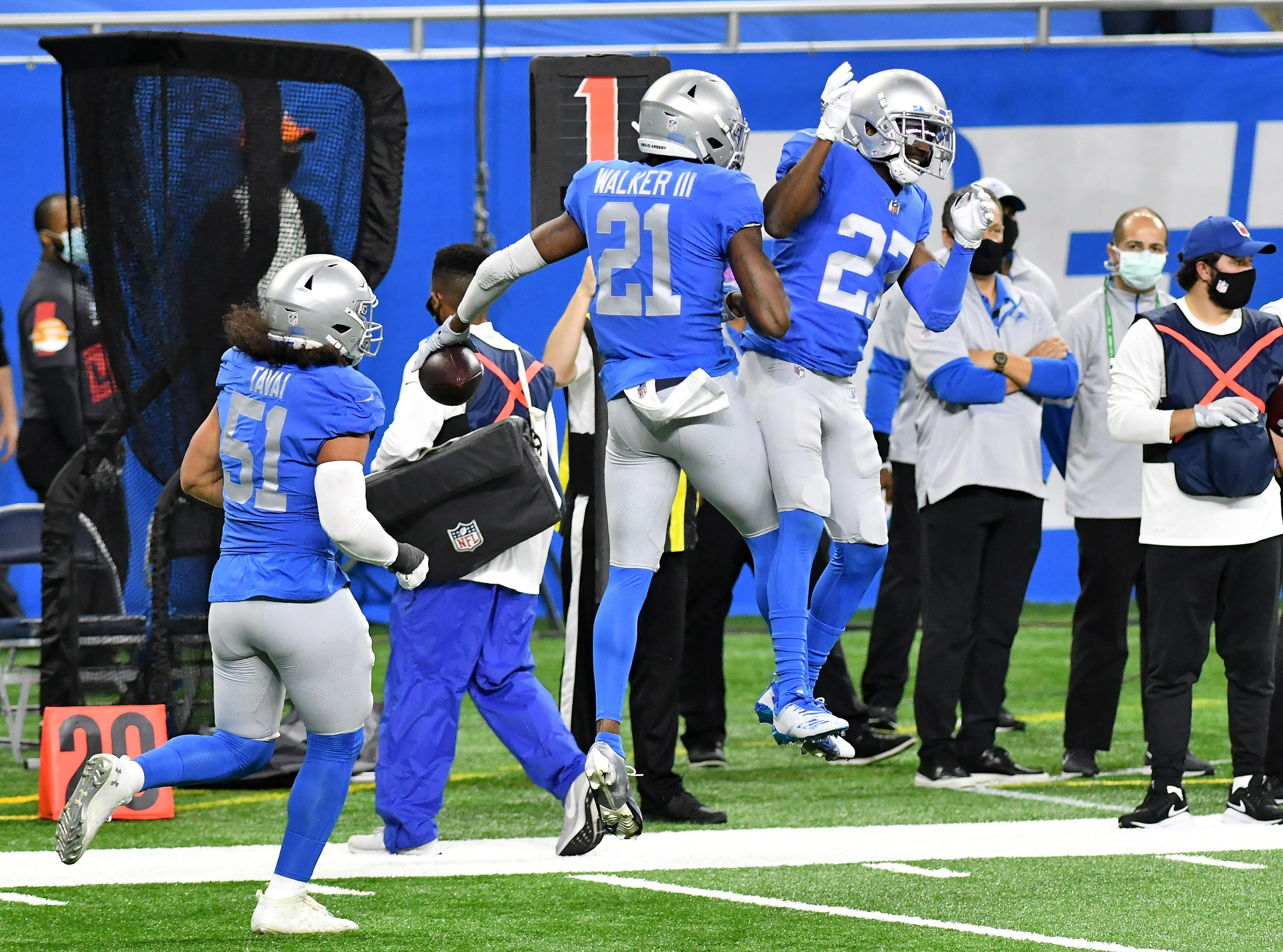 Lions defensive back Tracy Walker (21) and Lions cornerback Justin Coleman (27) celebrate after Lions recover a fumble in the first half.