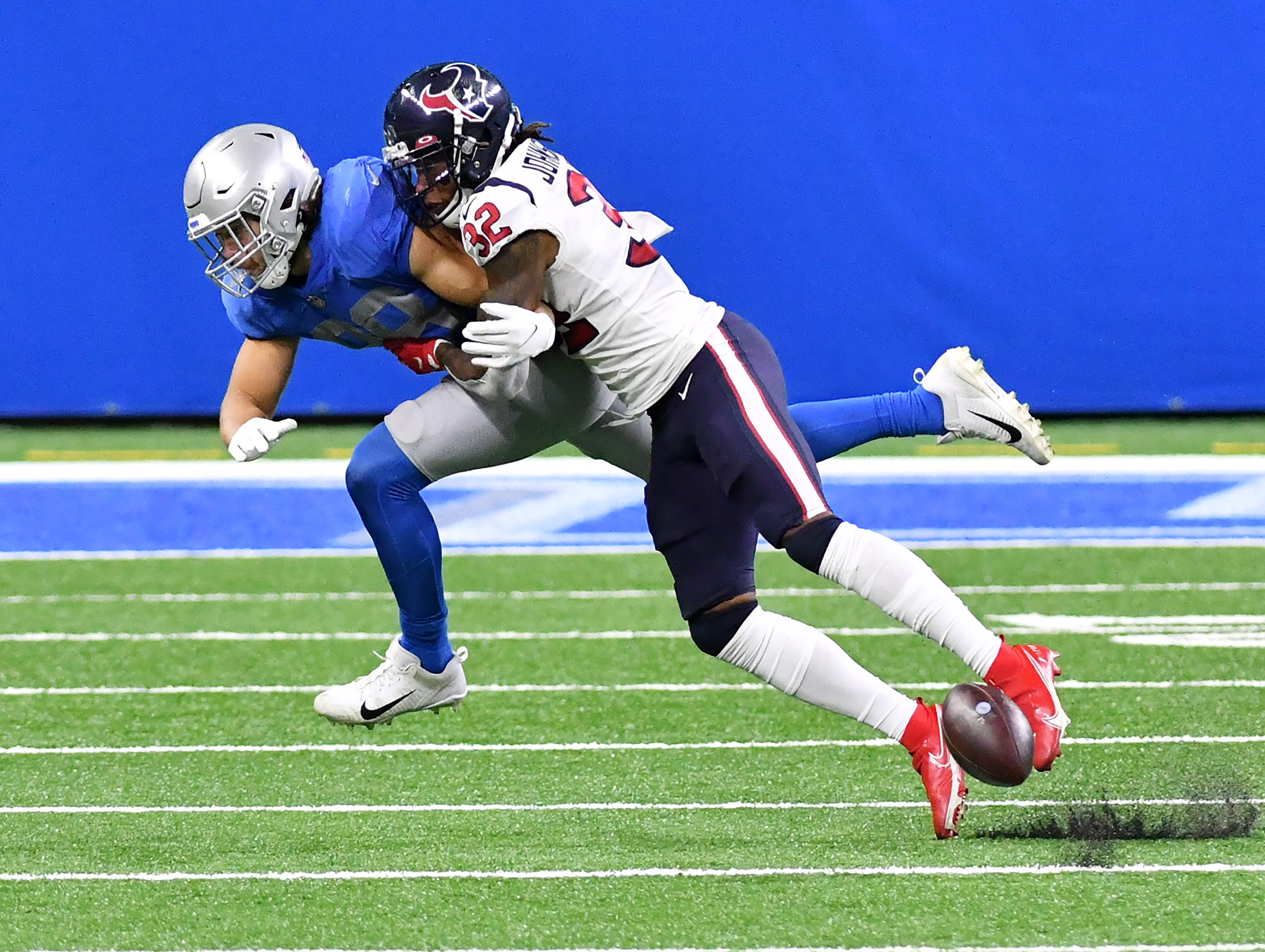 Texans cornerback Lonnie Johnson (32) defends on this incomplete pass to Lions tight end T.J. Hockenson (88) in the fourth quarter.
