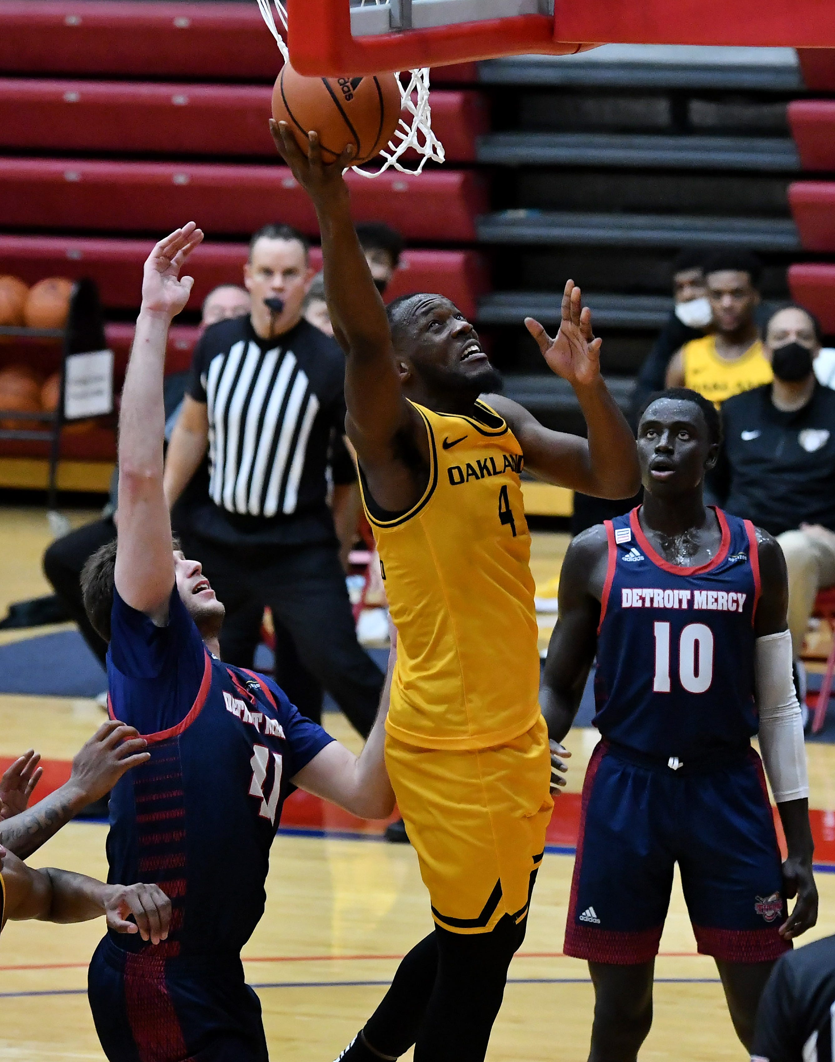 Forward Daniel Oladapo had 11 points and 10 rebounds in Oakland's victory over Youngstown State on Friday.