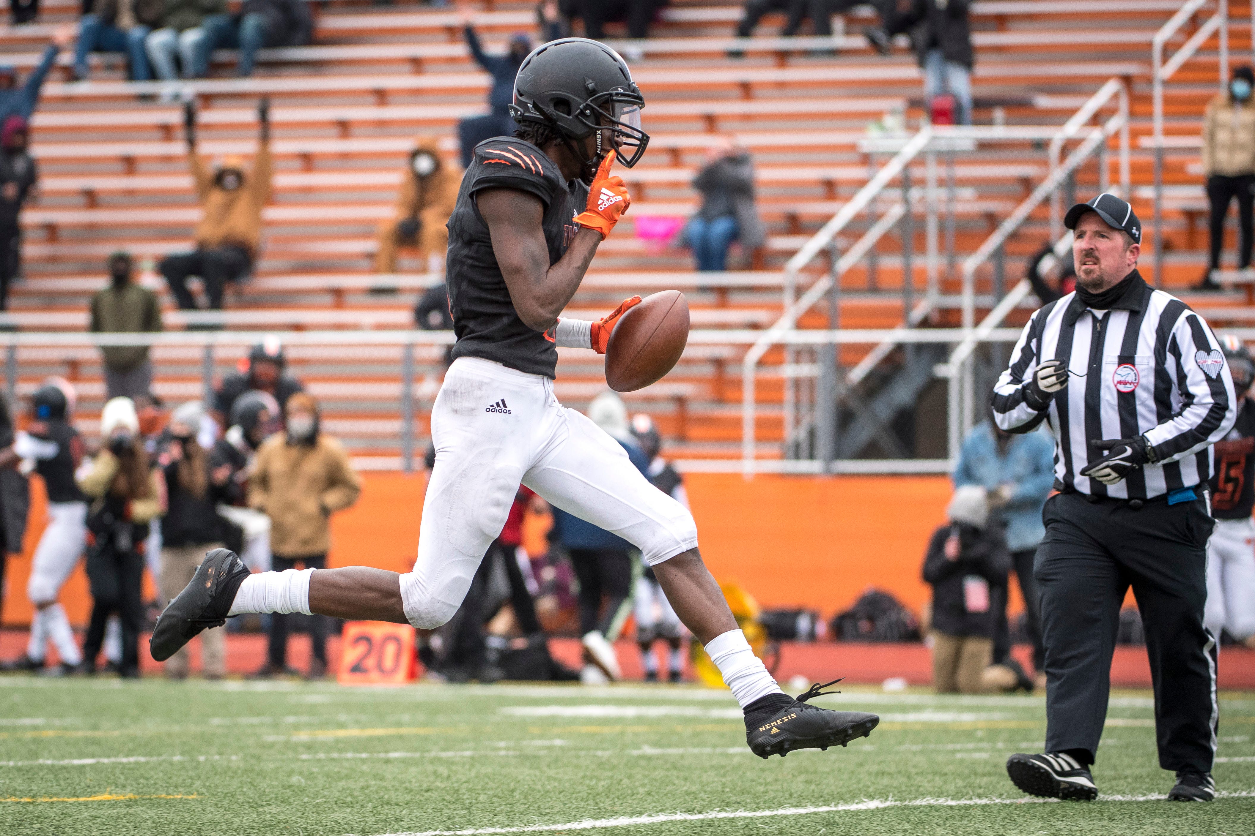Belleville junior wide receiver Jeremiah Caldwell (2) scores on a touchdown pass during the fourth quarter.