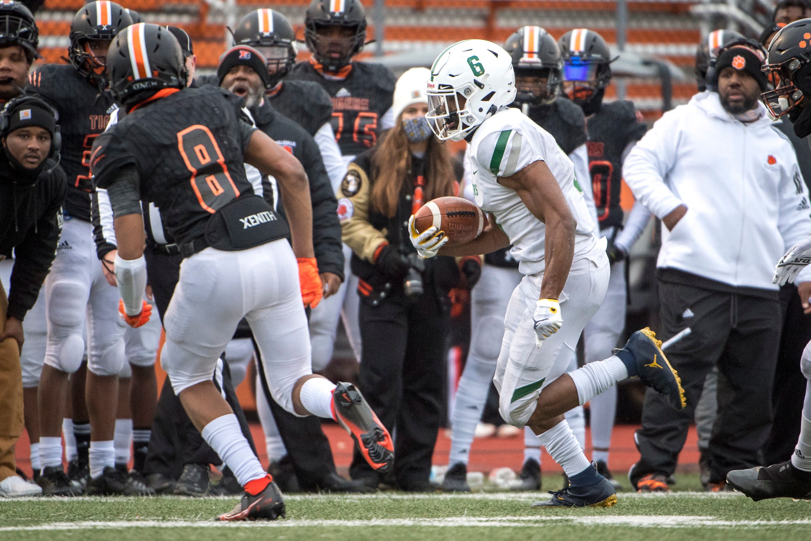 West Bloomfield senior Donovan Edwards (6) runs the ball during the fourth quarter.