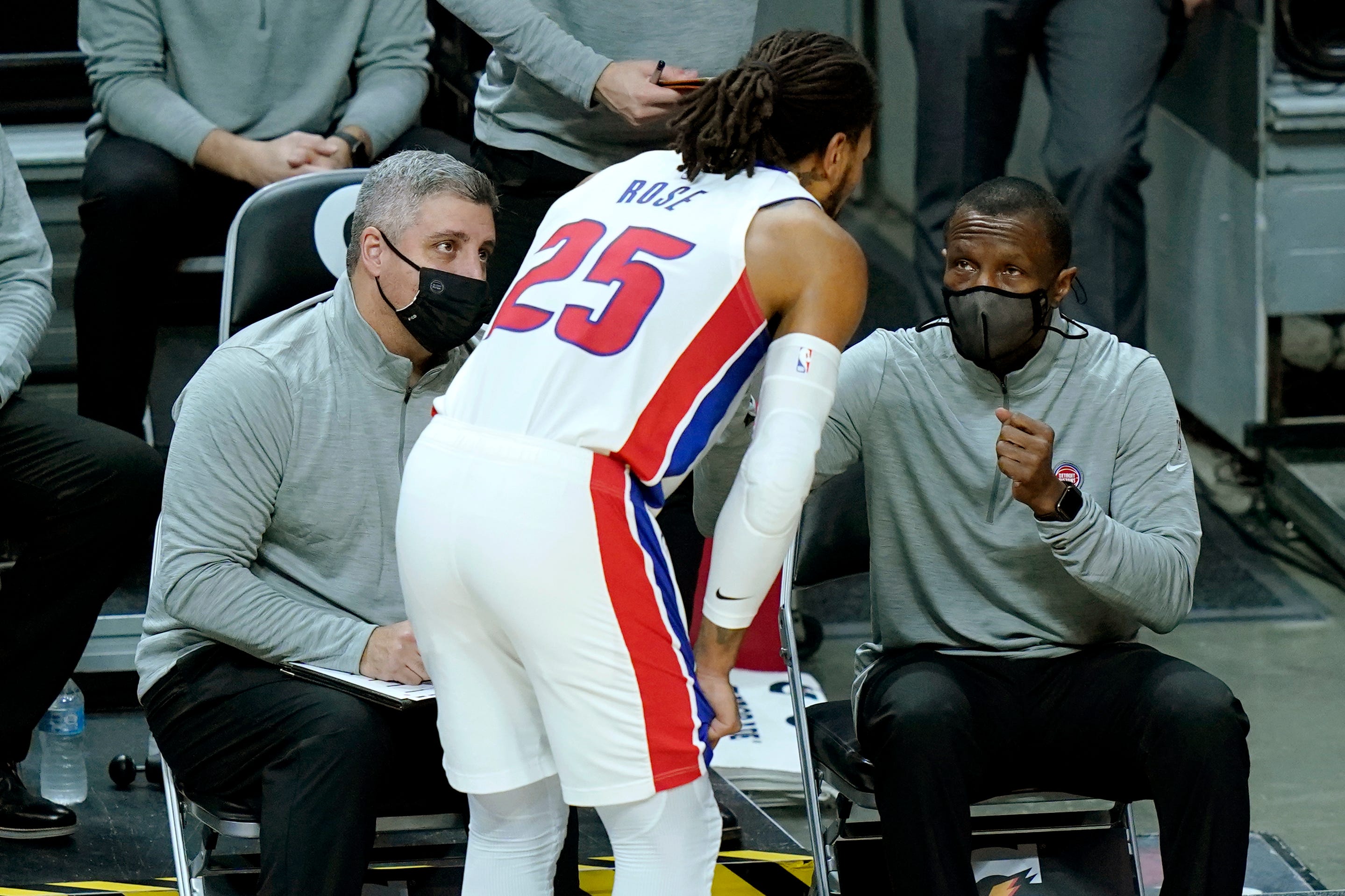 Detroit Pistons head coach Dwane Caseym], right, talks with guard Derrick Rose (25) during the first half.