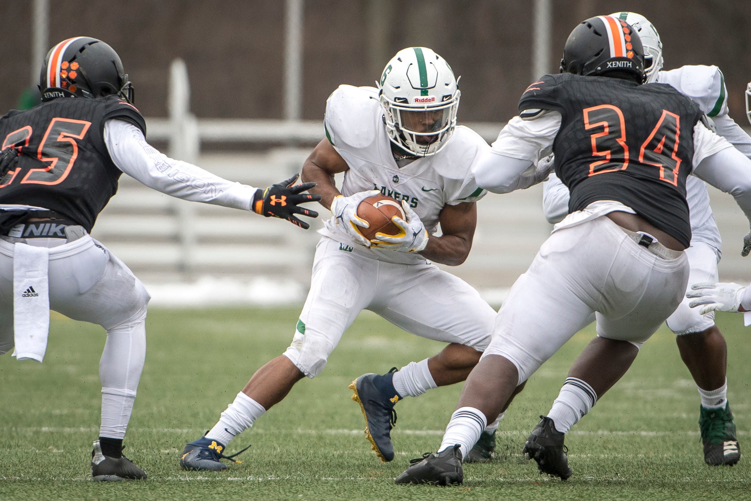 West Bloomfield senior Donovan Edwards (6) runs the ball during the second quarter.