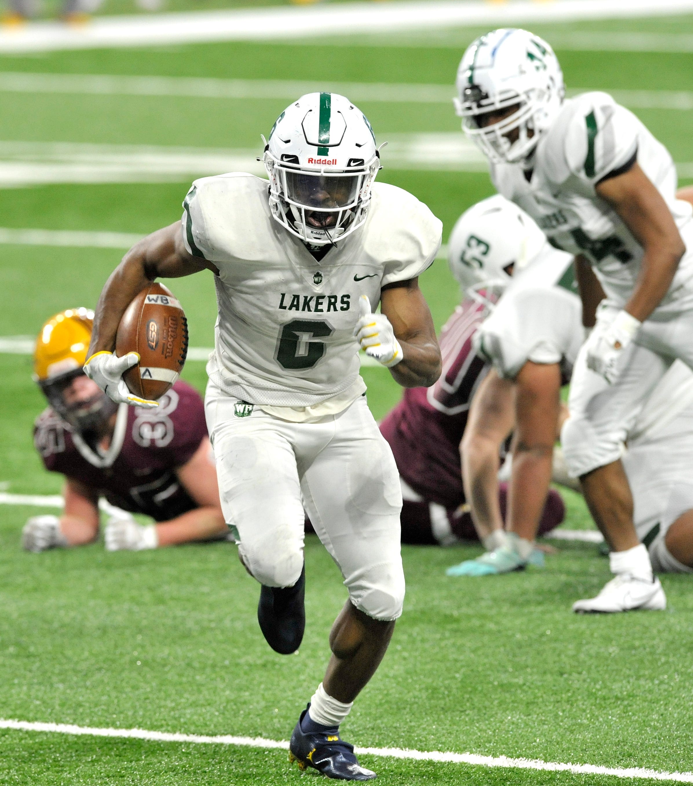 West Bloomfield's Donovan Edwards (6) rushes for a touchdown near the end of the third quarter.